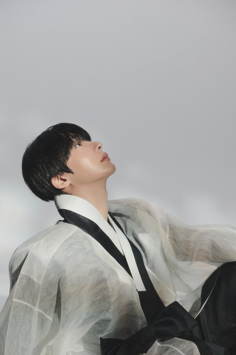 OfficialMONSTAX's tweet photo. MONSTA X 2026 CHUSEOK PHOTO

#HYUNGWON #형원

#MONSTAX #몬스타엑스 https://t.co/iyugEVQpl5