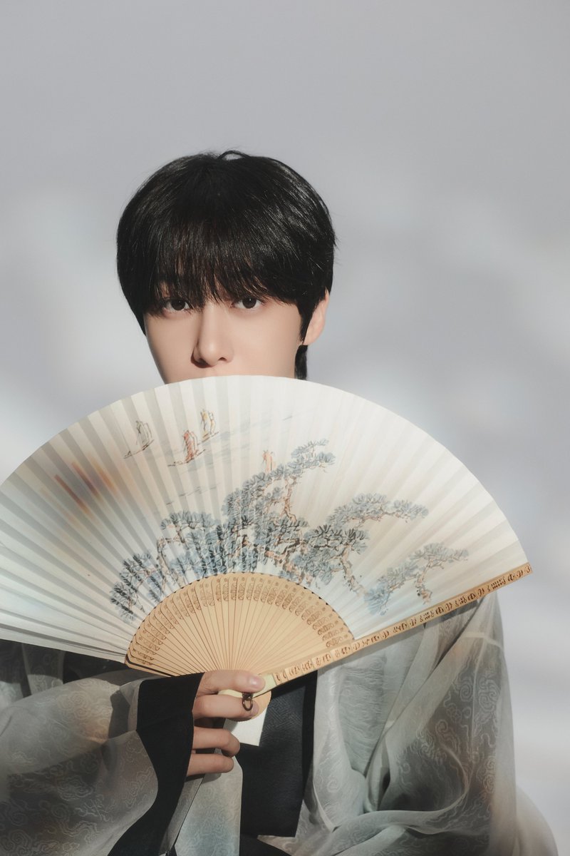 OfficialMONSTAX's tweet photo. MONSTA X 2026 CHUSEOK PHOTO

#HYUNGWON #형원

#MONSTAX #몬스타엑스 https://t.co/iyugEVQpl5