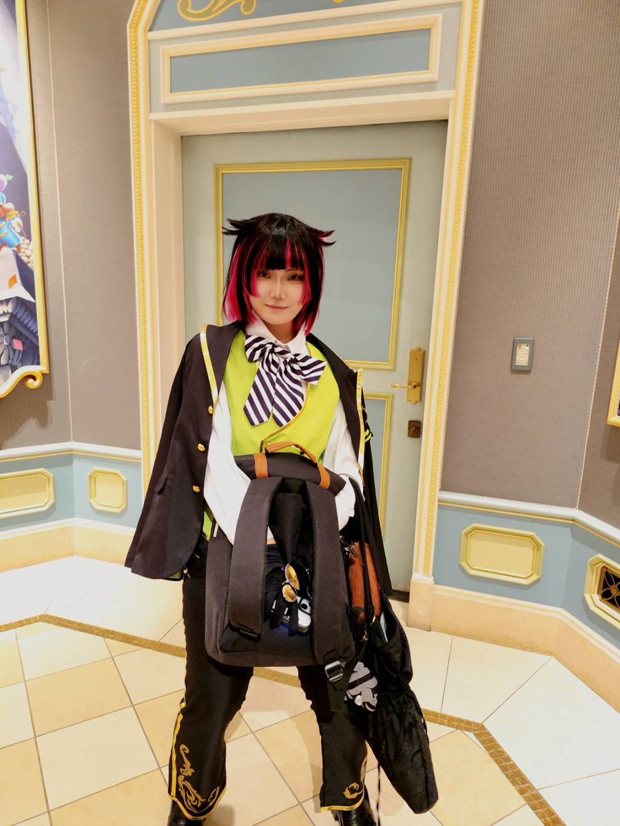 ohosisama_222's tweet photo. ﾏｼﾞｶﾒ自撮り中の♦️の荷物を持つ🦇

#Dハロ 
#Dハロ仮装2026 https://t.co/qNgeBO9Fj7