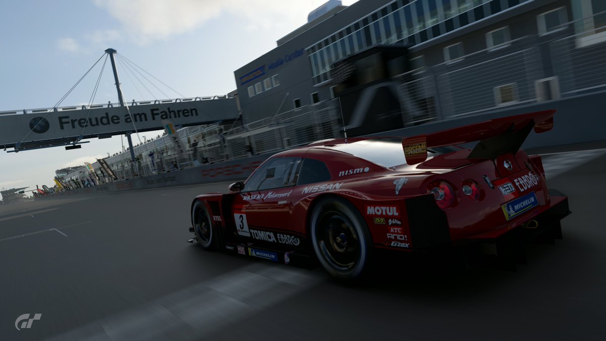 sTXO5s9eNjFOLP5's tweet photo. 今週のWTC900、別のマシンで挑戦
今回は SUPER GT、HASEMI TOMICA EBBRO GT-R です😃
同じR35GTRですしたがエンジンが違うとこうも違うのかって思うくらい苦労しました😅
#GT7
#WTC900
#HASEMITOMICAEBBROGTR
#SUPERGT https://t.co/dxvNx4wnmt