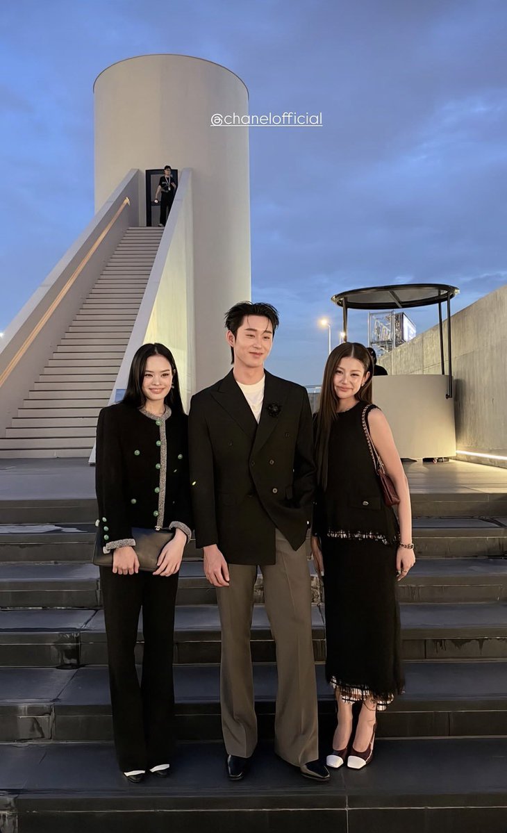 bluestsilkties's tweet photo. On Est : #est_rvp #เอสศุภ — with @CHANEL 
#Chanel Spring-Summer 2026 Metal &amp; Resin Flower Brooch in Black https://t.co/QCECksgHAL