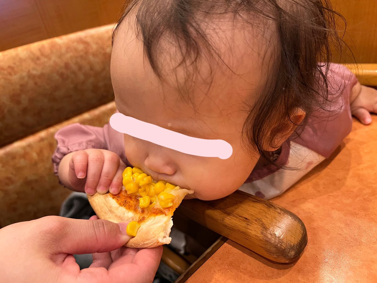 _hareq's tweet photo. ベビーフード拒否されたからピザ渡してみたら身を乗り出して食いついてきた下の子 https://t.co/0c8bqJSkH3