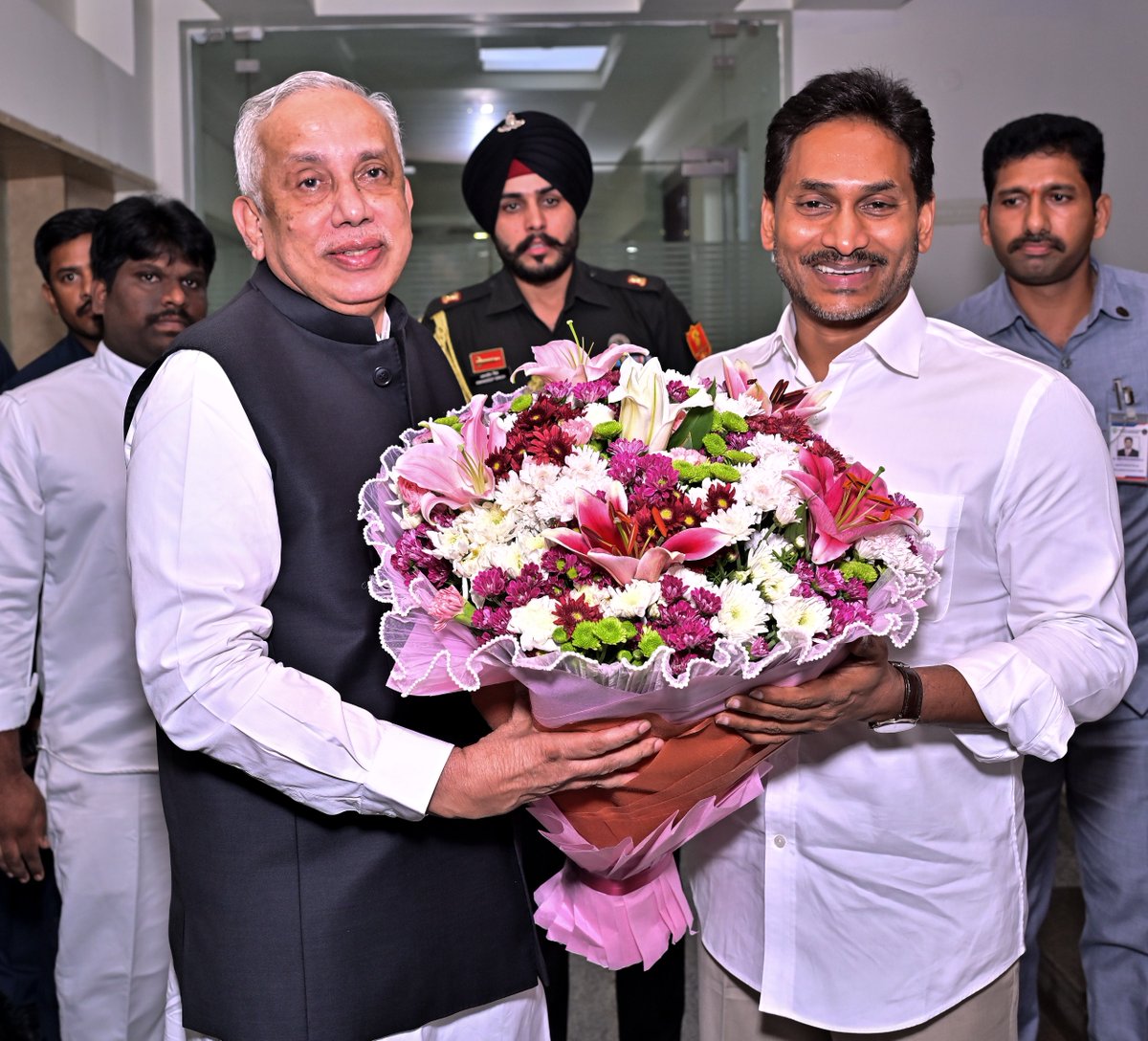 YSRCParty's tweet photo. విజయవాడ

శాప్‌ ఆఫీస్‌ వద్ద దాడిపై అన్ని ఆధారాలతో గవర్నర్‌ గారికి ఫిర్యాదు చేశాం
డీఎస్సీ–2025 స్కామ్‌పై సీబీఐ విచారణ జరిపించాలని కోరాం
:శ్రీ వైయస్‌ జగన్‌ గారు వెల్లడి

లోక్‌భవన్‌లో గవర్నర్‌ జస్టిస్‌ అబ్ధుల్‌ నజీర్‌ గారిని కలిసిన మాజీ ముఖ్యమంత్రి, వైయస్సార్‌సీపీ అధ్యక్షులు శ్రీ వైయస్‌ జగన్‌మోహన్‌రెడ్డి గారు.
శాప్‌ కార్యాలయం వద్ద వైయస్సార్‌సీపీ నాయకులపై జరిగిన దాడికి సంబంధించి ఆయన గవర్నర్‌కు ఫిర్యాదు చేశారు. అలాగే డీఎస్సీ–2025లో జరిగిన అక్రమాలపై సీబీఐ విచారణ జరిపించాలని కోరారు.

విజయవాడ:
గవర్నర్‌ గారితో భేటీ అనంతరం లోక్‌భవన్‌ వద్ద మీడియాతో మాట్లాడిన శ్రీ వైయస్‌ జగన్‌ గారు.
ఈ సందర్భంగా శ్రీ వైయస్‌ జగన్‌ ఏం మాట్లాడారంటే..:

డీఎస్సీ స్కామ్‌లో ఇవీ నాలుగు పాయింట్లు:
ఇప్పుడే గవర్నర్‌గారిని కలవడం జరిగింది. గవర్నర్‌గారికి వివరంగా.. సెప్టెంబరు 21న జరిగిన ఘటనపైనే కాకుండా, ఏ విధంగా డీఎస్సీ స్కామ్‌లో యువత నష్టపోయింది అనేది వివరించాము. ఈ వ్యవస్థలో ఒక మార్పు రావాలన్నా, ఈ వ్యవస్థ మీద ప్రజలకు మళ్లీ నమ్మకం రావాలన్నా, ఈ వ్యవస్థలో లోపాలు సవరించాలన్నా డీఎస్సీ స్కామ్‌పై కచ్చితంగా సీబీఐ విచారణ జరగాలి. విద్యా శాఖ మంత్రి రాజీనామా కూడా చేయాలి.
దేశ చరిత్రలో ఎప్పుడూ జరగని విధంగా, నాలుగు పాయింట్ల ఆధారంగా డీఎస్సీలో అక్రమాలు చోటు చేసుకున్నాయి.
1). మొట్టమొదట రెండు ఫంక్షన్లు ఒకే వ్యక్తి చేతికి అప్పగించడం. ప్రశ్నపత్రం తయారీ, పరీక్ష నిర్వహణ రెండూ ఎస్‌సీఈఆర్‌టీ డైరెక్టర్‌కు అప్పగించారు. దీంతో స్కామ్‌ ప్రారంభం అయింది.
2). రెండోది మొత్తం ఔట్‌ సోర్సింగ్‌ ఉద్యోగుల చేతిలో పెట్టారు. అలా పని చేస్తున్న నవీన్‌ అనే వ్యక్తికి కృష్ణా జిల్లాలో ఫస్ట్‌ ర్యాంక్‌ వచ్చినా, అతడికి ఉద్యోగం ఇవ్వలేదు. తన పేరు తొలి మెరిట్‌ లిస్ట్‌లో చూపి, ఆ తర్వాత లిస్ట్‌లో పేరు తొలగించారు.
అతడి లాగిన్‌ ఐడీ బ్లాక్‌ చేశారు. కాల్‌ లెటర్‌ కూడా పంపలేదు. దీంతో అతడు ప్రభుత్వానికి లేఖ రాయడమే కాకుండా, కోర్టుకు కూడా వెళ్లాడు. అంటే ఒక స్కామ్‌ను కవర్‌ చేయడానికి ఎన్ని అగచాట్లు పడుతున్నారు. అనేది తెలియడంతో పాటు, లీకేజీ వ్యవహారం బట్టబయలైంది.
3). స్పోర్ట్స్‌ కోటా పేరుతో అడ్డగోలుగా జీఓలు ఇచ్చారు. గతంలో ఉన్న జీఓలు రద్దు చేసి కొత్తగా.. జీఓ నెం: 4, 47 అని చెప్పి, రెండు కొత్త జీఓలు తెచ్చి, వాటి ద్వారా పరీక్ష రాయాల్సిన అవసరం లేకుండా ఉద్యోగాలు ఇచ్చారు. ఆ తర్వాత 372 ఉద్యోగాలు ఆ జీఓల పేరుతో ఇచ్చారు. ఆ రిక్రూట్‌మెంట్‌ పూర్తి కాగానే మళ్లీ మూడు జీఓలు తెచ్చారు. జీఓ నెం: 23, 25, 56 తెచ్చారు. దాని ప్రకారం మళ్లీ పరీక్ష ఉండాలని నిబంధన పెట్టారు. మరి ఇక్కడ 372 మందికి ఎలా ఉద్యోగాలు ఇచ్చారన్న దానికి సమాధానం లేదు.
4). ఫేక్‌ సర్టిఫికెట్లు. ఏరకంగా నారా లోకేష్‌ తోడల్లుడు, విశాఖ ఎంపీ  భరత్‌ దొంగ సర్టిఫికెట్లు ఇచ్చాడో చూశాం. జరగని గేమ్స్‌ జరిగినట్లు చూపారు. అలాగే ఏపీ సాఫ్ట్‌బాల్‌ అసోసియేషన్‌ ప్రెసిడెంట్‌ అయిన ఎమ్మెల్యే కూన రవికుమార్‌.. దాదాపు 38 ఉద్యోగాలకు సంబంధించి, సర్టిఫికెట్లు ఇచ్చారనేది కూడా చెప్పాం. ఇంకాసాఫ్ట్‌బాల్‌ అసోసియేషన్లకు సంబంధించి కొన్ని జిల్లాలో సెక్రటరీలకు, వారి కుటుంబ సభ్యులకు ఉద్యోగాలు ఇచ్చారు అనేవి కూడా చెప్పాం. 

బేరసారాల ఆడియో. వీడియో:
డీఎస్సీ ఉద్యోగాలకు సంబంధించి బేరసారాలపై ఆడియో, వీడియో కూడా బయటకు వచ్చింది. అందులో క్లియర్‌గా ఫోన్‌ నెంబర్‌ కనిపిస్తున్నా, ఆ వ్యక్తి గురించి ఎఫ్‌ఐఆర్‌లో రాయలేదు. కేవలం సస్పెక్ట్‌ అని మాత్రమే రాశారు. అరెస్టు కూడా చేయకుండా స్టేషన్‌ బెయిల్‌ ఇచ్చి పంపారు. అయినా సీఎం చంద్రబాబు అసెంబ్లీలో అబద్ధాలు చెప్పారు.

శాప్‌ ఆఫీస్‌ వద్ద టీడీపీ గుండాల దాడి:
సెప్టెంబరు 21న శాప్‌ ఆఫీస్‌ వద్ద శాంతియుత నిరసన వ్యక్తం చేస్తామని పార్టీ జిల్లా అధ్యక్షుడు ముందుగానే సమాచారం ఇచ్చారు. అనుమతి కోరుతూ లెటర్‌ కూడా రాశాడు. కానీ, ఆరోజు ఏం జరిగింది. అక్కడ ముఖ్యమంత్రి చంద్రబాబు, మంత్రి లోకేష్‌ ఎలా కుట్ర చేశారో చూశాం.
టీచర్లు కాని టీచర్లను పిలిపించి, ప్యారలల్‌గా ధర్నా చేయించాడు. నిజానికి వారు చదువు చెప్పే గురువులు కాదు. దొంగ సర్టిఫికెట్లతో, ఏ పరీక్ష రాయకుండా ఉద్యోగాలు పొందిన వారు. అందుకే వారు టీచర్లు కానీ టీచర్లు. వారిని పిలిపించి, కావాలని శాప్‌ ఆఫీస్‌ వద్ద గొడవ చేయించారు. అంతే కాకుండా టీడీపీ గుండాలను కూడా అక్కడికి రప్పించారు. వారంతా కలిసి మా పార్టీ నాయకులు, కార్యకర్తలు, నిరుద్యోగ యువకులపై దారుణంగా దాడి చేశారు. అసలు వారంతా ఎవరో చూడండి. వీరు గతంలో సాక్షి ఆఫీస్‌పై దాడి చేసింది కూడా వీరే.
(అంటూ, ఆ ఫోటోలు మీడియాకు చూపారు)

పైగా రివర్స్‌ కేసులు:
శాంతియుతంగా నిరసన వ్యక్తం చేస్తున్న మా పార్టీ నాయకులు, కార్యకర్తలు, నిరుద్యోగ యువకులపై ఆ విధంగా టీడీపీ గుండాలు అంత దారుణంగా దాడి చేసినా, వారిపై ఎలాంటి చర్యలు లేవు. వారిపై కేసులు నమోదు చేయలేదు. అందుకు పూర్తి భిన్నంగా, రివర్స్‌లో మా పార్టీ నాయకులు, కార్యకర్తలు, నిరుద్యోగ యువకులపై కేసు పెట్టారు.
ఎంత దారుణంగా ఆ కేసులు పెట్టారంటే.. హత్యాయత్నం కేసులు. ఎస్సీ ఎస్టీ అత్యాచార కేసులు పెట్టారు. ఇప్పటికే 350 మందిపై కేసులు పెట్టారు. ఆ జాబితా ఇంకా పెరుగుతోంది. ఇంకా రాత్రి వేళల్లో ఇళ్లపై బడి అరెస్టులు చేస్తున్నారు. 
అయితే అదృష్టవశాత్తూ.. కోర్టులు వాటిని తప్పు పడుతున్నాయి. దీని వల్ల సామాన్యులు బ్రతుకుతున్నారు.
మరోవైపు మొన్నటి శాంతియుత నిరసన కార్యక్రమంలో పాల్గొన్న వారిపై రౌడీషీట్లు ఓపెన్‌ చేశారు. వాటిపైనా కోర్టులు స్పందించాయి.
శాంతియుత నిరసన వ్యక్తం చేస్తుంటే, రౌడీ షీట్లు ఎలా ఓపెన్‌ చేస్తారని నిలదీశాయి.

మా పోరాటం కొనసాగుతుంది:
తప్పు చేసింది మీరు. ప్రశ్నించే హక్కు లేదా? దాన్ని కూడా కాల రాస్తారా? ఇంత దిక్కుమాలిన ప్రభుత్వం ప్రపంచంలోనే ఉండదేమో..
మా ఈ యుద్ధం కొనసాగుతుంది.  ఇందులో న్యాయం, ధర్మం తప్పకుండా గెలుస్తుంది.
విద్యా శాఖ మంత్రి రాజీనామా చేయాలి. దీనిపై సీబీఐ విచారణ జరగాలి. కనీసం అప్పుడైనా మన రాష్ట్రంలో పిల్లలకు, నిరుద్యోగులకు పరీక్షల మీద విశ్వాసం ఏర్పడుతుంది. పోటీ పరీక్షలు పారదర్శకంగా జరుగుతాయన్న నమ్మకం కలుగుతుంది. ఆ దిశలో మా డిమాండ్‌ కొనసాగుతోంది.

మీడియా ప్రశ్నలకు బదులిస్తూ..
సుప్రీంకోర్టు ఆదేశం ప్రభుత్వానికి చెంపదెబ్బ:
విజయవాడలో సాయికృష్ణ లాకప్‌డెత్‌కు సంబంధించిన కేసు చూస్తే.. ఏ రకంగా చంద్రబాబు ప్రభుత్వం పిల్లలను వాడుకుంటూ, వారితో గంజాయి అమ్మిస్తూ, వారితో చట్టవిరుద్ధమైన పనులు చేయించారు?. ఇందులో పోలీసులు ఎలా పని చేశారు? ప్రభుత్వం ఎలా అధికార దుర్వినియోగం చేస్తోంది అనేదానికి నిదర్శనం.
సాయికృష్ణ లాకప్‌డెత్‌ కేసులో సుప్రీంకోర్టు ఈరోజు ఇచ్చిన ఆదేశాలు. అవి నిజంగా ఒక చెంపదెబ్బ చంద్రబాబు ప్రభుత్వం మీద.
సుప్రీంకోర్టు గట్టిగా మందలిస్తూ.. సీపీ, డీజీపీని కూడా ఎందుకు అక్యూజ్డ్‌ లిస్టులో చేర్చలేదని నిలదీయడం.. నిజంగా ప్రభుత్వానికి చెంపదెబ్బ.
ఒక పిల్లాడిని అరెస్టు చేసి తీసుకొస్తారు. కొట్టి చంపారు. చివరకు శవం కూడా మాయం చేశారు. 
చంద్రబాబు ప్రభుత్వంలో, రెడ్‌బుక్‌ రాజ్యాంగంలో నగరం మధ్యలో ఏ విధంగా దారుణాలు జరుగుతున్నాయి అని చెప్పడంతో పాటు, పోలీసుల అరాచకాలకు ఇవన్నీ నిదర్శనంలా నిలుస్తున్నాయని శ్రీ వైయస్‌ జగన్‌ అన్నారు.

#MegaDSCScam
#JusticeForSaiKrishna