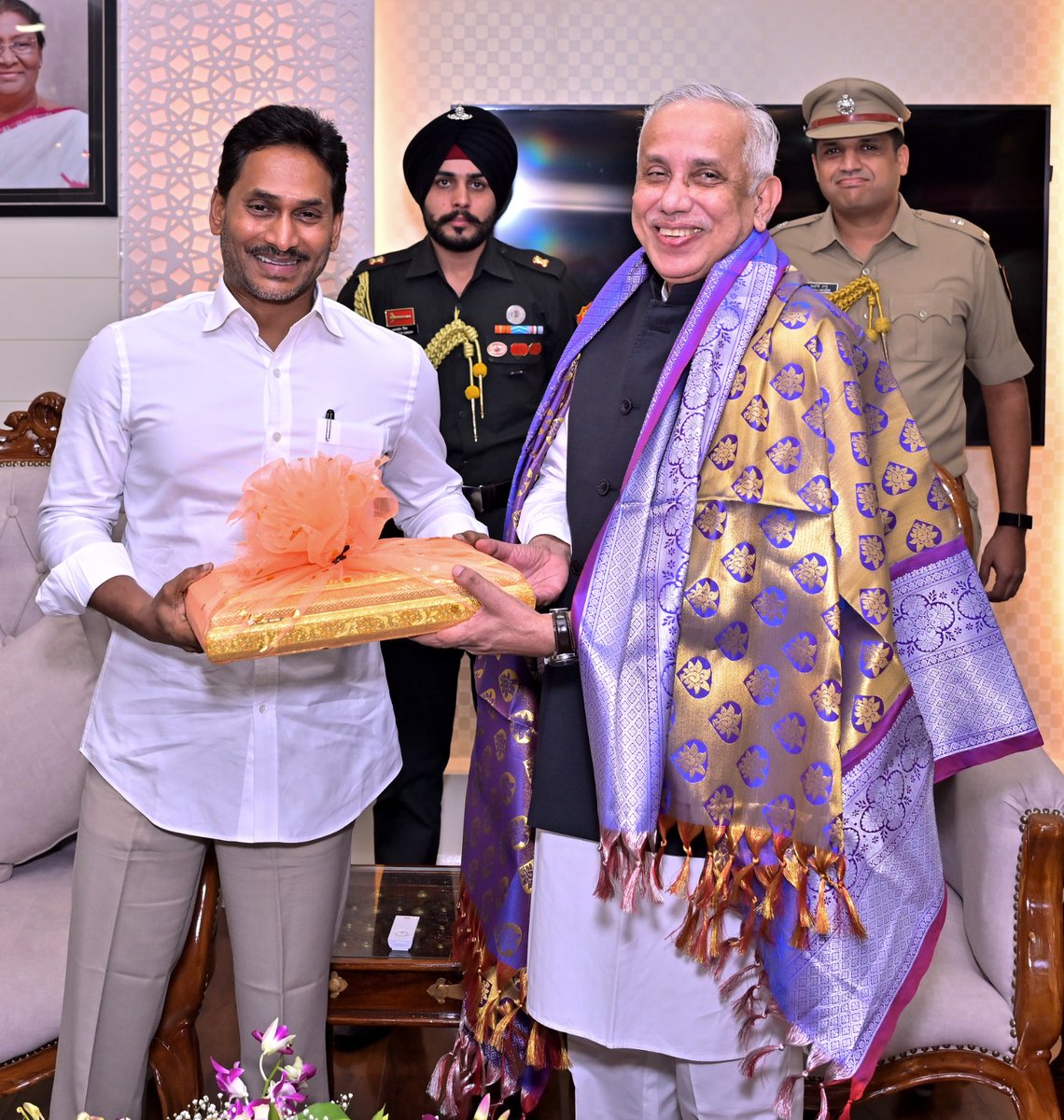 YSRCParty's tweet photo. విజయవాడ

శాప్‌ ఆఫీస్‌ వద్ద దాడిపై అన్ని ఆధారాలతో గవర్నర్‌ గారికి ఫిర్యాదు చేశాం
డీఎస్సీ–2025 స్కామ్‌పై సీబీఐ విచారణ జరిపించాలని కోరాం
:శ్రీ వైయస్‌ జగన్‌ గారు వెల్లడి

లోక్‌భవన్‌లో గవర్నర్‌ జస్టిస్‌ అబ్ధుల్‌ నజీర్‌ గారిని కలిసిన మాజీ ముఖ్యమంత్రి, వైయస్సార్‌సీపీ అధ్యక్షులు శ్రీ వైయస్‌ జగన్‌మోహన్‌రెడ్డి గారు.
శాప్‌ కార్యాలయం వద్ద వైయస్సార్‌సీపీ నాయకులపై జరిగిన దాడికి సంబంధించి ఆయన గవర్నర్‌కు ఫిర్యాదు చేశారు. అలాగే డీఎస్సీ–2025లో జరిగిన అక్రమాలపై సీబీఐ విచారణ జరిపించాలని కోరారు.

విజయవాడ:
గవర్నర్‌ గారితో భేటీ అనంతరం లోక్‌భవన్‌ వద్ద మీడియాతో మాట్లాడిన శ్రీ వైయస్‌ జగన్‌ గారు.
ఈ సందర్భంగా శ్రీ వైయస్‌ జగన్‌ ఏం మాట్లాడారంటే..:

డీఎస్సీ స్కామ్‌లో ఇవీ నాలుగు పాయింట్లు:
ఇప్పుడే గవర్నర్‌గారిని కలవడం జరిగింది. గవర్నర్‌గారికి వివరంగా.. సెప్టెంబరు 21న జరిగిన ఘటనపైనే కాకుండా, ఏ విధంగా డీఎస్సీ స్కామ్‌లో యువత నష్టపోయింది అనేది వివరించాము. ఈ వ్యవస్థలో ఒక మార్పు రావాలన్నా, ఈ వ్యవస్థ మీద ప్రజలకు మళ్లీ నమ్మకం రావాలన్నా, ఈ వ్యవస్థలో లోపాలు సవరించాలన్నా డీఎస్సీ స్కామ్‌పై కచ్చితంగా సీబీఐ విచారణ జరగాలి. విద్యా శాఖ మంత్రి రాజీనామా కూడా చేయాలి.
దేశ చరిత్రలో ఎప్పుడూ జరగని విధంగా, నాలుగు పాయింట్ల ఆధారంగా డీఎస్సీలో అక్రమాలు చోటు చేసుకున్నాయి.
1). మొట్టమొదట రెండు ఫంక్షన్లు ఒకే వ్యక్తి చేతికి అప్పగించడం. ప్రశ్నపత్రం తయారీ, పరీక్ష నిర్వహణ రెండూ ఎస్‌సీఈఆర్‌టీ డైరెక్టర్‌కు అప్పగించారు. దీంతో స్కామ్‌ ప్రారంభం అయింది.
2). రెండోది మొత్తం ఔట్‌ సోర్సింగ్‌ ఉద్యోగుల చేతిలో పెట్టారు. అలా పని చేస్తున్న నవీన్‌ అనే వ్యక్తికి కృష్ణా జిల్లాలో ఫస్ట్‌ ర్యాంక్‌ వచ్చినా, అతడికి ఉద్యోగం ఇవ్వలేదు. తన పేరు తొలి మెరిట్‌ లిస్ట్‌లో చూపి, ఆ తర్వాత లిస్ట్‌లో పేరు తొలగించారు.
అతడి లాగిన్‌ ఐడీ బ్లాక్‌ చేశారు. కాల్‌ లెటర్‌ కూడా పంపలేదు. దీంతో అతడు ప్రభుత్వానికి లేఖ రాయడమే కాకుండా, కోర్టుకు కూడా వెళ్లాడు. అంటే ఒక స్కామ్‌ను కవర్‌ చేయడానికి ఎన్ని అగచాట్లు పడుతున్నారు. అనేది తెలియడంతో పాటు, లీకేజీ వ్యవహారం బట్టబయలైంది.
3). స్పోర్ట్స్‌ కోటా పేరుతో అడ్డగోలుగా జీఓలు ఇచ్చారు. గతంలో ఉన్న జీఓలు రద్దు చేసి కొత్తగా.. జీఓ నెం: 4, 47 అని చెప్పి, రెండు కొత్త జీఓలు తెచ్చి, వాటి ద్వారా పరీక్ష రాయాల్సిన అవసరం లేకుండా ఉద్యోగాలు ఇచ్చారు. ఆ తర్వాత 372 ఉద్యోగాలు ఆ జీఓల పేరుతో ఇచ్చారు. ఆ రిక్రూట్‌మెంట్‌ పూర్తి కాగానే మళ్లీ మూడు జీఓలు తెచ్చారు. జీఓ నెం: 23, 25, 56 తెచ్చారు. దాని ప్రకారం మళ్లీ పరీక్ష ఉండాలని నిబంధన పెట్టారు. మరి ఇక్కడ 372 మందికి ఎలా ఉద్యోగాలు ఇచ్చారన్న దానికి సమాధానం లేదు.
4). ఫేక్‌ సర్టిఫికెట్లు. ఏరకంగా నారా లోకేష్‌ తోడల్లుడు, విశాఖ ఎంపీ  భరత్‌ దొంగ సర్టిఫికెట్లు ఇచ్చాడో చూశాం. జరగని గేమ్స్‌ జరిగినట్లు చూపారు. అలాగే ఏపీ సాఫ్ట్‌బాల్‌ అసోసియేషన్‌ ప్రెసిడెంట్‌ అయిన ఎమ్మెల్యే కూన రవికుమార్‌.. దాదాపు 38 ఉద్యోగాలకు సంబంధించి, సర్టిఫికెట్లు ఇచ్చారనేది కూడా చెప్పాం. ఇంకాసాఫ్ట్‌బాల్‌ అసోసియేషన్లకు సంబంధించి కొన్ని జిల్లాలో సెక్రటరీలకు, వారి కుటుంబ సభ్యులకు ఉద్యోగాలు ఇచ్చారు అనేవి కూడా చెప్పాం. 

బేరసారాల ఆడియో. వీడియో:
డీఎస్సీ ఉద్యోగాలకు సంబంధించి బేరసారాలపై ఆడియో, వీడియో కూడా బయటకు వచ్చింది. అందులో క్లియర్‌గా ఫోన్‌ నెంబర్‌ కనిపిస్తున్నా, ఆ వ్యక్తి గురించి ఎఫ్‌ఐఆర్‌లో రాయలేదు. కేవలం సస్పెక్ట్‌ అని మాత్రమే రాశారు. అరెస్టు కూడా చేయకుండా స్టేషన్‌ బెయిల్‌ ఇచ్చి పంపారు. అయినా సీఎం చంద్రబాబు అసెంబ్లీలో అబద్ధాలు చెప్పారు.

శాప్‌ ఆఫీస్‌ వద్ద టీడీపీ గుండాల దాడి:
సెప్టెంబరు 21న శాప్‌ ఆఫీస్‌ వద్ద శాంతియుత నిరసన వ్యక్తం చేస్తామని పార్టీ జిల్లా అధ్యక్షుడు ముందుగానే సమాచారం ఇచ్చారు. అనుమతి కోరుతూ లెటర్‌ కూడా రాశాడు. కానీ, ఆరోజు ఏం జరిగింది. అక్కడ ముఖ్యమంత్రి చంద్రబాబు, మంత్రి లోకేష్‌ ఎలా కుట్ర చేశారో చూశాం.
టీచర్లు కాని టీచర్లను పిలిపించి, ప్యారలల్‌గా ధర్నా చేయించాడు. నిజానికి వారు చదువు చెప్పే గురువులు కాదు. దొంగ సర్టిఫికెట్లతో, ఏ పరీక్ష రాయకుండా ఉద్యోగాలు పొందిన వారు. అందుకే వారు టీచర్లు కానీ టీచర్లు. వారిని పిలిపించి, కావాలని శాప్‌ ఆఫీస్‌ వద్ద గొడవ చేయించారు. అంతే కాకుండా టీడీపీ గుండాలను కూడా అక్కడికి రప్పించారు. వారంతా కలిసి మా పార్టీ నాయకులు, కార్యకర్తలు, నిరుద్యోగ యువకులపై దారుణంగా దాడి చేశారు. అసలు వారంతా ఎవరో చూడండి. వీరు గతంలో సాక్షి ఆఫీస్‌పై దాడి చేసింది కూడా వీరే.
(అంటూ, ఆ ఫోటోలు మీడియాకు చూపారు)

పైగా రివర్స్‌ కేసులు:
శాంతియుతంగా నిరసన వ్యక్తం చేస్తున్న మా పార్టీ నాయకులు, కార్యకర్తలు, నిరుద్యోగ యువకులపై ఆ విధంగా టీడీపీ గుండాలు అంత దారుణంగా దాడి చేసినా, వారిపై ఎలాంటి చర్యలు లేవు. వారిపై కేసులు నమోదు చేయలేదు. అందుకు పూర్తి భిన్నంగా, రివర్స్‌లో మా పార్టీ నాయకులు, కార్యకర్తలు, నిరుద్యోగ యువకులపై కేసు పెట్టారు.
ఎంత దారుణంగా ఆ కేసులు పెట్టారంటే.. హత్యాయత్నం కేసులు. ఎస్సీ ఎస్టీ అత్యాచార కేసులు పెట్టారు. ఇప్పటికే 350 మందిపై కేసులు పెట్టారు. ఆ జాబితా ఇంకా పెరుగుతోంది. ఇంకా రాత్రి వేళల్లో ఇళ్లపై బడి అరెస్టులు చేస్తున్నారు. 
అయితే అదృష్టవశాత్తూ.. కోర్టులు వాటిని తప్పు పడుతున్నాయి. దీని వల్ల సామాన్యులు బ్రతుకుతున్నారు.
మరోవైపు మొన్నటి శాంతియుత నిరసన కార్యక్రమంలో పాల్గొన్న వారిపై రౌడీషీట్లు ఓపెన్‌ చేశారు. వాటిపైనా కోర్టులు స్పందించాయి.
శాంతియుత నిరసన వ్యక్తం చేస్తుంటే, రౌడీ షీట్లు ఎలా ఓపెన్‌ చేస్తారని నిలదీశాయి.

మా పోరాటం కొనసాగుతుంది:
తప్పు చేసింది మీరు. ప్రశ్నించే హక్కు లేదా? దాన్ని కూడా కాల రాస్తారా? ఇంత దిక్కుమాలిన ప్రభుత్వం ప్రపంచంలోనే ఉండదేమో..
మా ఈ యుద్ధం కొనసాగుతుంది.  ఇందులో న్యాయం, ధర్మం తప్పకుండా గెలుస్తుంది.
విద్యా శాఖ మంత్రి రాజీనామా చేయాలి. దీనిపై సీబీఐ విచారణ జరగాలి. కనీసం అప్పుడైనా మన రాష్ట్రంలో పిల్లలకు, నిరుద్యోగులకు పరీక్షల మీద విశ్వాసం ఏర్పడుతుంది. పోటీ పరీక్షలు పారదర్శకంగా జరుగుతాయన్న నమ్మకం కలుగుతుంది. ఆ దిశలో మా డిమాండ్‌ కొనసాగుతోంది.

మీడియా ప్రశ్నలకు బదులిస్తూ..
సుప్రీంకోర్టు ఆదేశం ప్రభుత్వానికి చెంపదెబ్బ:
విజయవాడలో సాయికృష్ణ లాకప్‌డెత్‌కు సంబంధించిన కేసు చూస్తే.. ఏ రకంగా చంద్రబాబు ప్రభుత్వం పిల్లలను వాడుకుంటూ, వారితో గంజాయి అమ్మిస్తూ, వారితో చట్టవిరుద్ధమైన పనులు చేయించారు?. ఇందులో పోలీసులు ఎలా పని చేశారు? ప్రభుత్వం ఎలా అధికార దుర్వినియోగం చేస్తోంది అనేదానికి నిదర్శనం.
సాయికృష్ణ లాకప్‌డెత్‌ కేసులో సుప్రీంకోర్టు ఈరోజు ఇచ్చిన ఆదేశాలు. అవి నిజంగా ఒక చెంపదెబ్బ చంద్రబాబు ప్రభుత్వం మీద.
సుప్రీంకోర్టు గట్టిగా మందలిస్తూ.. సీపీ, డీజీపీని కూడా ఎందుకు అక్యూజ్డ్‌ లిస్టులో చేర్చలేదని నిలదీయడం.. నిజంగా ప్రభుత్వానికి చెంపదెబ్బ.
ఒక పిల్లాడిని అరెస్టు చేసి తీసుకొస్తారు. కొట్టి చంపారు. చివరకు శవం కూడా మాయం చేశారు. 
చంద్రబాబు ప్రభుత్వంలో, రెడ్‌బుక్‌ రాజ్యాంగంలో నగరం మధ్యలో ఏ విధంగా దారుణాలు జరుగుతున్నాయి అని చెప్పడంతో పాటు, పోలీసుల అరాచకాలకు ఇవన్నీ నిదర్శనంలా నిలుస్తున్నాయని శ్రీ వైయస్‌ జగన్‌ అన్నారు.

#MegaDSCScam
#JusticeForSaiKrishna