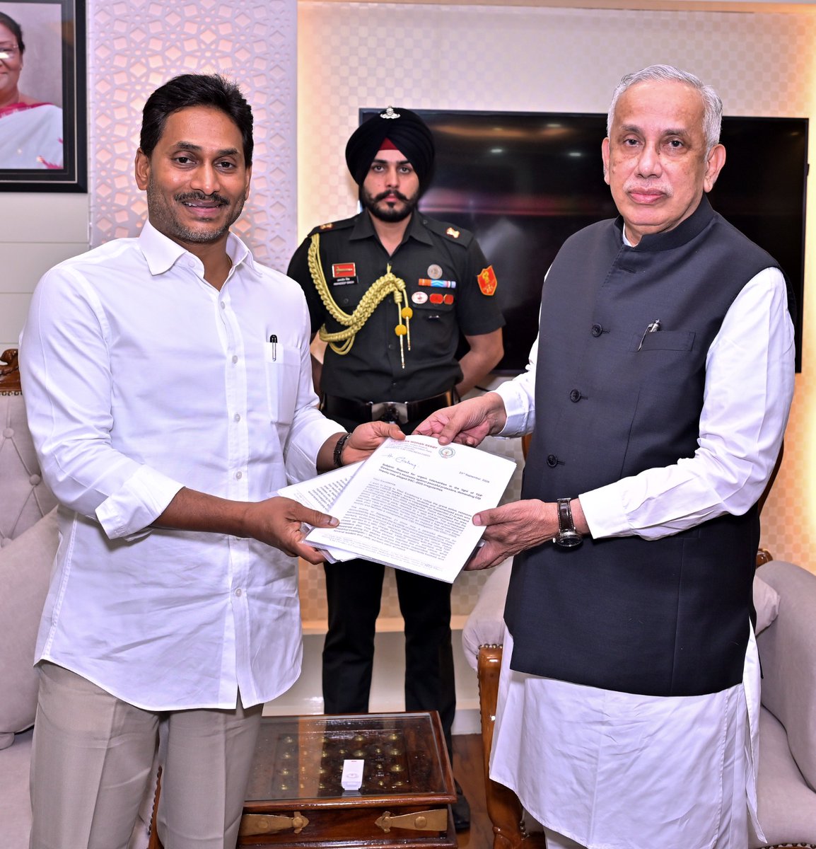 YSRCParty's tweet photo. విజయవాడ

శాప్‌ ఆఫీస్‌ వద్ద దాడిపై అన్ని ఆధారాలతో గవర్నర్‌ గారికి ఫిర్యాదు చేశాం
డీఎస్సీ–2025 స్కామ్‌పై సీబీఐ విచారణ జరిపించాలని కోరాం
:శ్రీ వైయస్‌ జగన్‌ గారు వెల్లడి

లోక్‌భవన్‌లో గవర్నర్‌ జస్టిస్‌ అబ్ధుల్‌ నజీర్‌ గారిని కలిసిన మాజీ ముఖ్యమంత్రి, వైయస్సార్‌సీపీ అధ్యక్షులు శ్రీ వైయస్‌ జగన్‌మోహన్‌రెడ్డి గారు.
శాప్‌ కార్యాలయం వద్ద వైయస్సార్‌సీపీ నాయకులపై జరిగిన దాడికి సంబంధించి ఆయన గవర్నర్‌కు ఫిర్యాదు చేశారు. అలాగే డీఎస్సీ–2025లో జరిగిన అక్రమాలపై సీబీఐ విచారణ జరిపించాలని కోరారు.

విజయవాడ:
గవర్నర్‌ గారితో భేటీ అనంతరం లోక్‌భవన్‌ వద్ద మీడియాతో మాట్లాడిన శ్రీ వైయస్‌ జగన్‌ గారు.
ఈ సందర్భంగా శ్రీ వైయస్‌ జగన్‌ ఏం మాట్లాడారంటే..:

డీఎస్సీ స్కామ్‌లో ఇవీ నాలుగు పాయింట్లు:
ఇప్పుడే గవర్నర్‌గారిని కలవడం జరిగింది. గవర్నర్‌గారికి వివరంగా.. సెప్టెంబరు 21న జరిగిన ఘటనపైనే కాకుండా, ఏ విధంగా డీఎస్సీ స్కామ్‌లో యువత నష్టపోయింది అనేది వివరించాము. ఈ వ్యవస్థలో ఒక మార్పు రావాలన్నా, ఈ వ్యవస్థ మీద ప్రజలకు మళ్లీ నమ్మకం రావాలన్నా, ఈ వ్యవస్థలో లోపాలు సవరించాలన్నా డీఎస్సీ స్కామ్‌పై కచ్చితంగా సీబీఐ విచారణ జరగాలి. విద్యా శాఖ మంత్రి రాజీనామా కూడా చేయాలి.
దేశ చరిత్రలో ఎప్పుడూ జరగని విధంగా, నాలుగు పాయింట్ల ఆధారంగా డీఎస్సీలో అక్రమాలు చోటు చేసుకున్నాయి.
1). మొట్టమొదట రెండు ఫంక్షన్లు ఒకే వ్యక్తి చేతికి అప్పగించడం. ప్రశ్నపత్రం తయారీ, పరీక్ష నిర్వహణ రెండూ ఎస్‌సీఈఆర్‌టీ డైరెక్టర్‌కు అప్పగించారు. దీంతో స్కామ్‌ ప్రారంభం అయింది.
2). రెండోది మొత్తం ఔట్‌ సోర్సింగ్‌ ఉద్యోగుల చేతిలో పెట్టారు. అలా పని చేస్తున్న నవీన్‌ అనే వ్యక్తికి కృష్ణా జిల్లాలో ఫస్ట్‌ ర్యాంక్‌ వచ్చినా, అతడికి ఉద్యోగం ఇవ్వలేదు. తన పేరు తొలి మెరిట్‌ లిస్ట్‌లో చూపి, ఆ తర్వాత లిస్ట్‌లో పేరు తొలగించారు.
అతడి లాగిన్‌ ఐడీ బ్లాక్‌ చేశారు. కాల్‌ లెటర్‌ కూడా పంపలేదు. దీంతో అతడు ప్రభుత్వానికి లేఖ రాయడమే కాకుండా, కోర్టుకు కూడా వెళ్లాడు. అంటే ఒక స్కామ్‌ను కవర్‌ చేయడానికి ఎన్ని అగచాట్లు పడుతున్నారు. అనేది తెలియడంతో పాటు, లీకేజీ వ్యవహారం బట్టబయలైంది.
3). స్పోర్ట్స్‌ కోటా పేరుతో అడ్డగోలుగా జీఓలు ఇచ్చారు. గతంలో ఉన్న జీఓలు రద్దు చేసి కొత్తగా.. జీఓ నెం: 4, 47 అని చెప్పి, రెండు కొత్త జీఓలు తెచ్చి, వాటి ద్వారా పరీక్ష రాయాల్సిన అవసరం లేకుండా ఉద్యోగాలు ఇచ్చారు. ఆ తర్వాత 372 ఉద్యోగాలు ఆ జీఓల పేరుతో ఇచ్చారు. ఆ రిక్రూట్‌మెంట్‌ పూర్తి కాగానే మళ్లీ మూడు జీఓలు తెచ్చారు. జీఓ నెం: 23, 25, 56 తెచ్చారు. దాని ప్రకారం మళ్లీ పరీక్ష ఉండాలని నిబంధన పెట్టారు. మరి ఇక్కడ 372 మందికి ఎలా ఉద్యోగాలు ఇచ్చారన్న దానికి సమాధానం లేదు.
4). ఫేక్‌ సర్టిఫికెట్లు. ఏరకంగా నారా లోకేష్‌ తోడల్లుడు, విశాఖ ఎంపీ  భరత్‌ దొంగ సర్టిఫికెట్లు ఇచ్చాడో చూశాం. జరగని గేమ్స్‌ జరిగినట్లు చూపారు. అలాగే ఏపీ సాఫ్ట్‌బాల్‌ అసోసియేషన్‌ ప్రెసిడెంట్‌ అయిన ఎమ్మెల్యే కూన రవికుమార్‌.. దాదాపు 38 ఉద్యోగాలకు సంబంధించి, సర్టిఫికెట్లు ఇచ్చారనేది కూడా చెప్పాం. ఇంకాసాఫ్ట్‌బాల్‌ అసోసియేషన్లకు సంబంధించి కొన్ని జిల్లాలో సెక్రటరీలకు, వారి కుటుంబ సభ్యులకు ఉద్యోగాలు ఇచ్చారు అనేవి కూడా చెప్పాం. 

బేరసారాల ఆడియో. వీడియో:
డీఎస్సీ ఉద్యోగాలకు సంబంధించి బేరసారాలపై ఆడియో, వీడియో కూడా బయటకు వచ్చింది. అందులో క్లియర్‌గా ఫోన్‌ నెంబర్‌ కనిపిస్తున్నా, ఆ వ్యక్తి గురించి ఎఫ్‌ఐఆర్‌లో రాయలేదు. కేవలం సస్పెక్ట్‌ అని మాత్రమే రాశారు. అరెస్టు కూడా చేయకుండా స్టేషన్‌ బెయిల్‌ ఇచ్చి పంపారు. అయినా సీఎం చంద్రబాబు అసెంబ్లీలో అబద్ధాలు చెప్పారు.

శాప్‌ ఆఫీస్‌ వద్ద టీడీపీ గుండాల దాడి:
సెప్టెంబరు 21న శాప్‌ ఆఫీస్‌ వద్ద శాంతియుత నిరసన వ్యక్తం చేస్తామని పార్టీ జిల్లా అధ్యక్షుడు ముందుగానే సమాచారం ఇచ్చారు. అనుమతి కోరుతూ లెటర్‌ కూడా రాశాడు. కానీ, ఆరోజు ఏం జరిగింది. అక్కడ ముఖ్యమంత్రి చంద్రబాబు, మంత్రి లోకేష్‌ ఎలా కుట్ర చేశారో చూశాం.
టీచర్లు కాని టీచర్లను పిలిపించి, ప్యారలల్‌గా ధర్నా చేయించాడు. నిజానికి వారు చదువు చెప్పే గురువులు కాదు. దొంగ సర్టిఫికెట్లతో, ఏ పరీక్ష రాయకుండా ఉద్యోగాలు పొందిన వారు. అందుకే వారు టీచర్లు కానీ టీచర్లు. వారిని పిలిపించి, కావాలని శాప్‌ ఆఫీస్‌ వద్ద గొడవ చేయించారు. అంతే కాకుండా టీడీపీ గుండాలను కూడా అక్కడికి రప్పించారు. వారంతా కలిసి మా పార్టీ నాయకులు, కార్యకర్తలు, నిరుద్యోగ యువకులపై దారుణంగా దాడి చేశారు. అసలు వారంతా ఎవరో చూడండి. వీరు గతంలో సాక్షి ఆఫీస్‌పై దాడి చేసింది కూడా వీరే.
(అంటూ, ఆ ఫోటోలు మీడియాకు చూపారు)

పైగా రివర్స్‌ కేసులు:
శాంతియుతంగా నిరసన వ్యక్తం చేస్తున్న మా పార్టీ నాయకులు, కార్యకర్తలు, నిరుద్యోగ యువకులపై ఆ విధంగా టీడీపీ గుండాలు అంత దారుణంగా దాడి చేసినా, వారిపై ఎలాంటి చర్యలు లేవు. వారిపై కేసులు నమోదు చేయలేదు. అందుకు పూర్తి భిన్నంగా, రివర్స్‌లో మా పార్టీ నాయకులు, కార్యకర్తలు, నిరుద్యోగ యువకులపై కేసు పెట్టారు.
ఎంత దారుణంగా ఆ కేసులు పెట్టారంటే.. హత్యాయత్నం కేసులు. ఎస్సీ ఎస్టీ అత్యాచార కేసులు పెట్టారు. ఇప్పటికే 350 మందిపై కేసులు పెట్టారు. ఆ జాబితా ఇంకా పెరుగుతోంది. ఇంకా రాత్రి వేళల్లో ఇళ్లపై బడి అరెస్టులు చేస్తున్నారు. 
అయితే అదృష్టవశాత్తూ.. కోర్టులు వాటిని తప్పు పడుతున్నాయి. దీని వల్ల సామాన్యులు బ్రతుకుతున్నారు.
మరోవైపు మొన్నటి శాంతియుత నిరసన కార్యక్రమంలో పాల్గొన్న వారిపై రౌడీషీట్లు ఓపెన్‌ చేశారు. వాటిపైనా కోర్టులు స్పందించాయి.
శాంతియుత నిరసన వ్యక్తం చేస్తుంటే, రౌడీ షీట్లు ఎలా ఓపెన్‌ చేస్తారని నిలదీశాయి.

మా పోరాటం కొనసాగుతుంది:
తప్పు చేసింది మీరు. ప్రశ్నించే హక్కు లేదా? దాన్ని కూడా కాల రాస్తారా? ఇంత దిక్కుమాలిన ప్రభుత్వం ప్రపంచంలోనే ఉండదేమో..
మా ఈ యుద్ధం కొనసాగుతుంది.  ఇందులో న్యాయం, ధర్మం తప్పకుండా గెలుస్తుంది.
విద్యా శాఖ మంత్రి రాజీనామా చేయాలి. దీనిపై సీబీఐ విచారణ జరగాలి. కనీసం అప్పుడైనా మన రాష్ట్రంలో పిల్లలకు, నిరుద్యోగులకు పరీక్షల మీద విశ్వాసం ఏర్పడుతుంది. పోటీ పరీక్షలు పారదర్శకంగా జరుగుతాయన్న నమ్మకం కలుగుతుంది. ఆ దిశలో మా డిమాండ్‌ కొనసాగుతోంది.

మీడియా ప్రశ్నలకు బదులిస్తూ..
సుప్రీంకోర్టు ఆదేశం ప్రభుత్వానికి చెంపదెబ్బ:
విజయవాడలో సాయికృష్ణ లాకప్‌డెత్‌కు సంబంధించిన కేసు చూస్తే.. ఏ రకంగా చంద్రబాబు ప్రభుత్వం పిల్లలను వాడుకుంటూ, వారితో గంజాయి అమ్మిస్తూ, వారితో చట్టవిరుద్ధమైన పనులు చేయించారు?. ఇందులో పోలీసులు ఎలా పని చేశారు? ప్రభుత్వం ఎలా అధికార దుర్వినియోగం చేస్తోంది అనేదానికి నిదర్శనం.
సాయికృష్ణ లాకప్‌డెత్‌ కేసులో సుప్రీంకోర్టు ఈరోజు ఇచ్చిన ఆదేశాలు. అవి నిజంగా ఒక చెంపదెబ్బ చంద్రబాబు ప్రభుత్వం మీద.
సుప్రీంకోర్టు గట్టిగా మందలిస్తూ.. సీపీ, డీజీపీని కూడా ఎందుకు అక్యూజ్డ్‌ లిస్టులో చేర్చలేదని నిలదీయడం.. నిజంగా ప్రభుత్వానికి చెంపదెబ్బ.
ఒక పిల్లాడిని అరెస్టు చేసి తీసుకొస్తారు. కొట్టి చంపారు. చివరకు శవం కూడా మాయం చేశారు. 
చంద్రబాబు ప్రభుత్వంలో, రెడ్‌బుక్‌ రాజ్యాంగంలో నగరం మధ్యలో ఏ విధంగా దారుణాలు జరుగుతున్నాయి అని చెప్పడంతో పాటు, పోలీసుల అరాచకాలకు ఇవన్నీ నిదర్శనంలా నిలుస్తున్నాయని శ్రీ వైయస్‌ జగన్‌ అన్నారు.

#MegaDSCScam
#JusticeForSaiKrishna