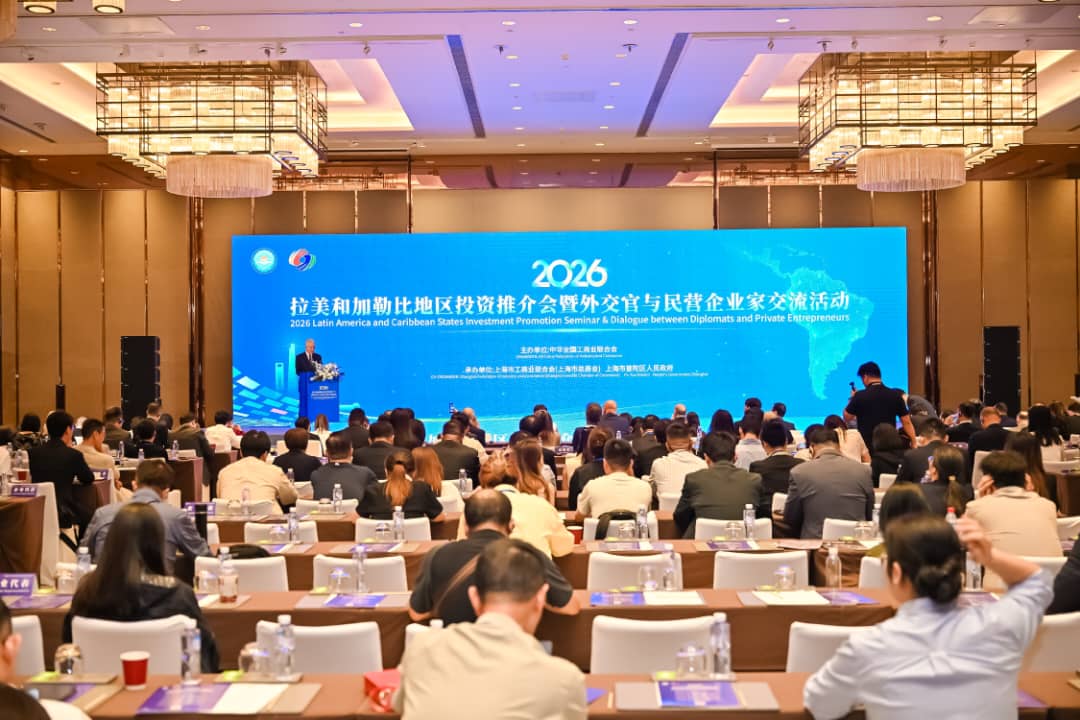 Julio_Alak's tweet photo. En Shanghai, firmamos un Memorándum de Entendimiento con el vicepresidente de la Federación de Toda China de Industria y Comercio (ACFIC), Shou Ziqi, en el marco de una misión institucional para promover inversiones que generen producción y trabajo en la ciudad, para fortalecer los vínculos entre el sector productivo local y el de una de las principales metrópolis del mundo.

Este acuerdo abre un canal directo de cooperación entre cámaras empresariales, facilita el intercambio de información, las misiones comerciales y las rondas de negocios, y amplía las oportunidades de inversión e internacionalización para las empresas y comercios platenses.

Además, presentamos proyectos estratégicos para La Plata: la ampliación del Aeropuerto con un centro de distribución de carga multimodal y una planta de conservación y frío para potenciar la producción de nuestro cordón florifrutihortícola. 

Acordamos también la próxima visita de una delegación de empresarios chinos a la ciudad para generar nuevos vínculos y oportunidades de producción y trabajo.