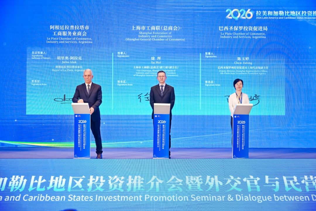 Julio_Alak's tweet photo. En Shanghai, firmamos un Memorándum de Entendimiento con el vicepresidente de la Federación de Toda China de Industria y Comercio (ACFIC), Shou Ziqi, en el marco de una misión institucional para promover inversiones que generen producción y trabajo en la ciudad, para fortalecer los vínculos entre el sector productivo local y el de una de las principales metrópolis del mundo.

Este acuerdo abre un canal directo de cooperación entre cámaras empresariales, facilita el intercambio de información, las misiones comerciales y las rondas de negocios, y amplía las oportunidades de inversión e internacionalización para las empresas y comercios platenses.

Además, presentamos proyectos estratégicos para La Plata: la ampliación del Aeropuerto con un centro de distribución de carga multimodal y una planta de conservación y frío para potenciar la producción de nuestro cordón florifrutihortícola. 

Acordamos también la próxima visita de una delegación de empresarios chinos a la ciudad para generar nuevos vínculos y oportunidades de producción y trabajo.