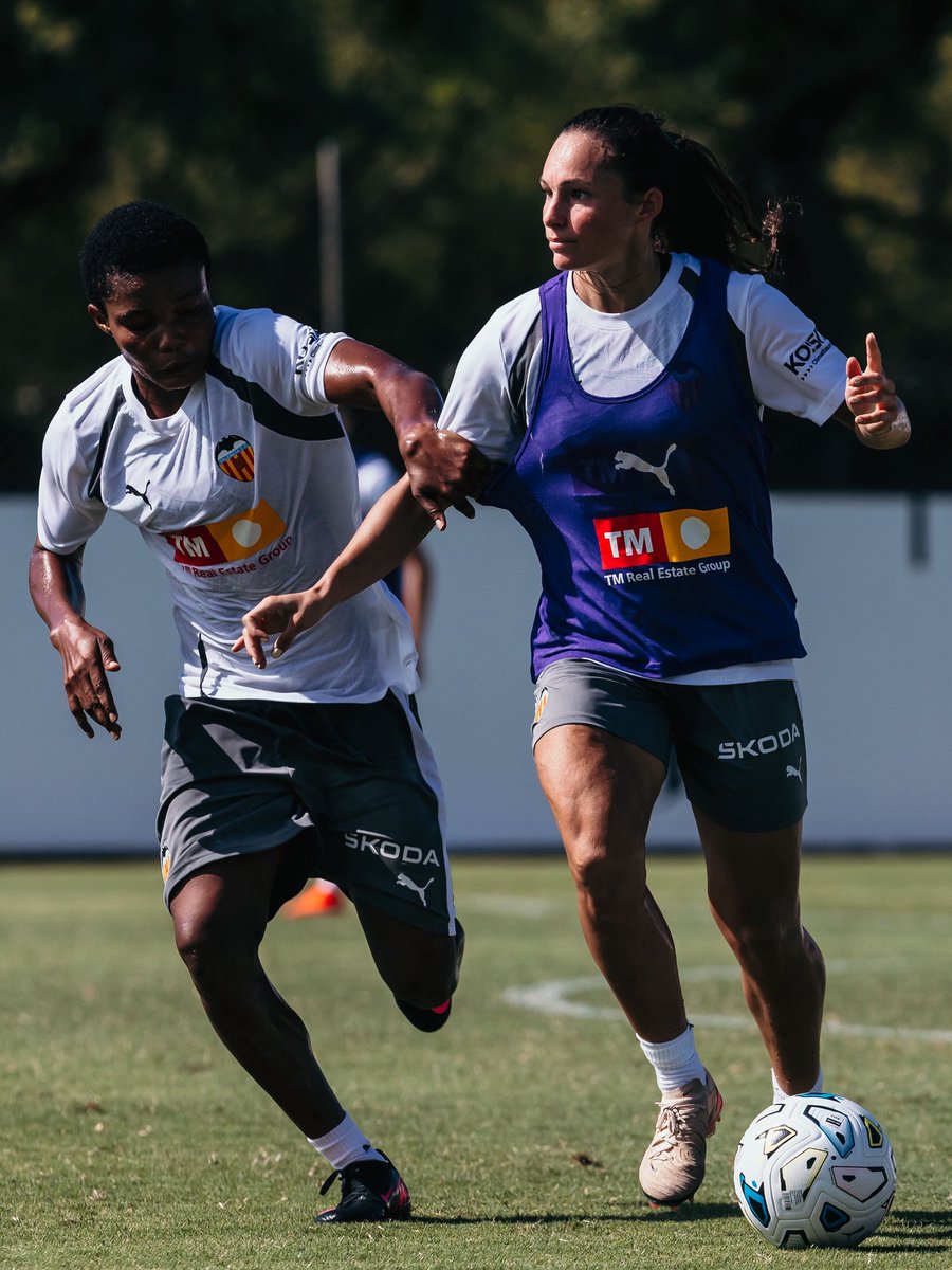 VCF_Femenino's tweet photo. ⚽️ 𝐄𝐍𝐓𝐑𝐄𝐍𝐀𝐌𝐈𝐄𝐍𝐓𝐎 

🔜 #VCFfemTenerife | J•5 @LigaF_oficial

📸 Galería completa ⤵️ 
https://t.co/enFscR53DR

#ADNVCF 🦇 https://t.co/W48FyGXM2i