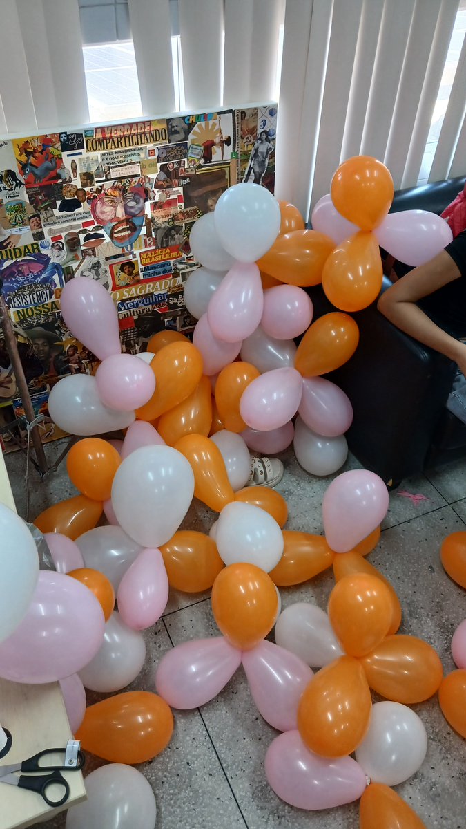locaraioo's tweet photo. muitas lésbicas morreram hoje pra essa decoração do campus acontecer https://t.co/2ckuz4j2G6