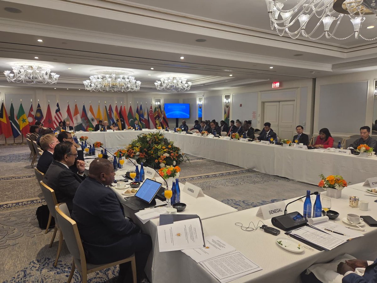 AnayansiRCamejo's tweet photo. En #AGNU81 participamos en Reunión Alto Nivel Grupo Países y Amigos Sur Global,organizada por India.Resaltamos importancia otorga #Cuba a Cooperación Sur-Sur y a unidad nuestros países para promover nuevo orden internacional más justo y equitativo.Denunciamos el bloqueo genocida. https://t.co/079uCKT7xq