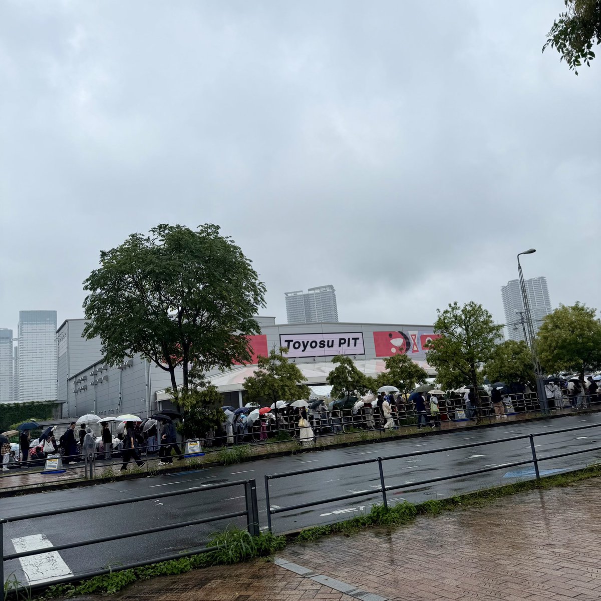 spykbery's tweet photo. FCライブDAY② 
今日の豊洲ピットは雨模様で☂️
2000番台やったから15時に着いて本人確認でよゆ〜あったよ！（列は長かった）
今日は3段目フロアの3列目くらいから❣️後方からちゃんとみえたよ🙌🏻

StayElectric痺れる〜〜❤️💚💙💛
YUKIちゃんめっちゃ放ってた⚡️⚡️

#YUKIちゃん
#StayElectric https://t.co/FdeMlgqVDU