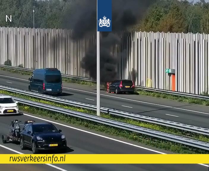 Auto in brand op de A2 voor knooppunt Batadorp
