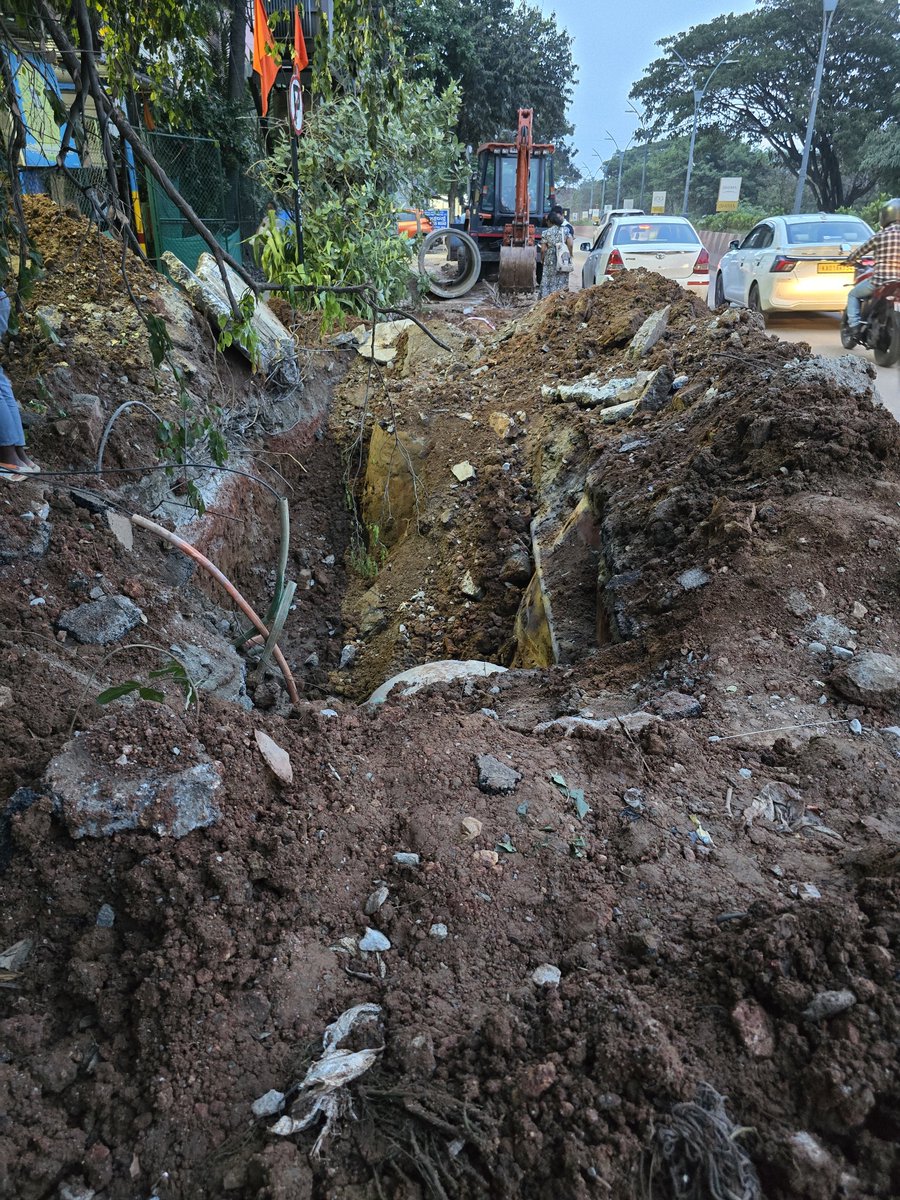 YashwanthBN's tweet photo. @krishnabgowda Today's update, still the digging in progress,  unfortunately they haven't found the treasure yet. No footpath partial roads for months now... people have to navigate in danger.
Such a pathetic @GBA_office we have. @GBAChiefComm https://t.co/rf4hZLO7FW