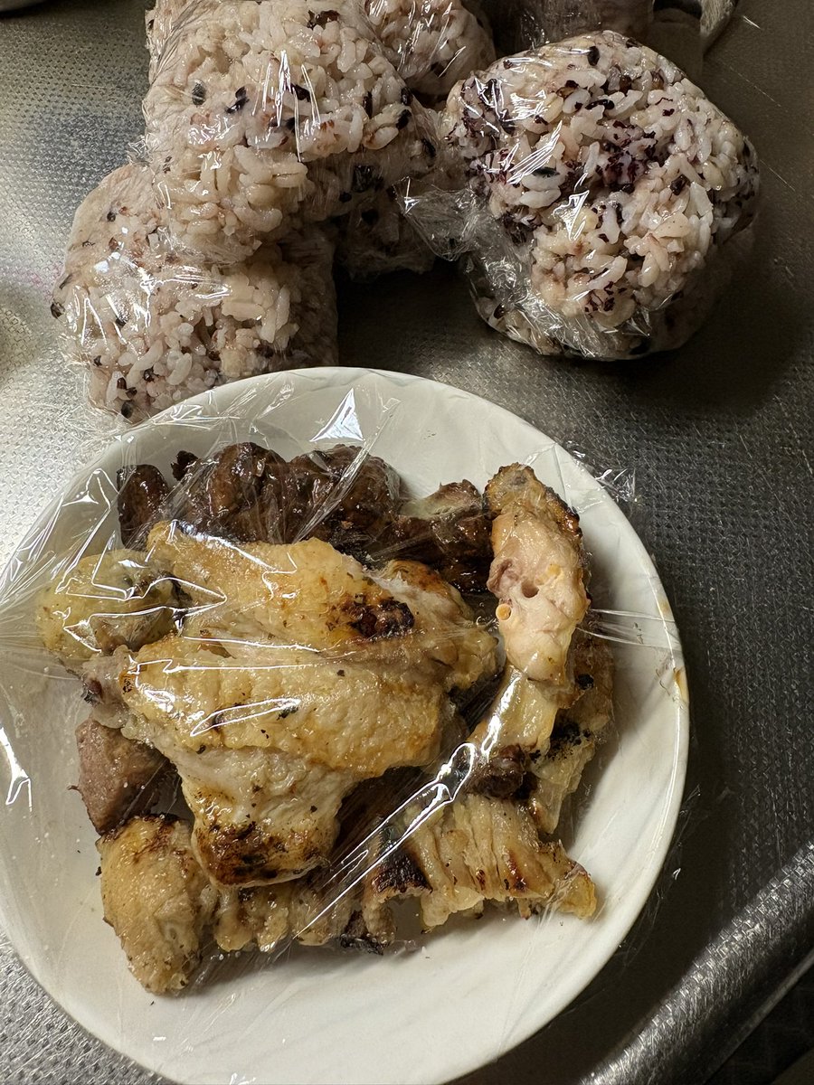 ux_cotton's tweet photo. 9/23

よく買ってきてくれる焼き鳥。今日は安いとこ🍁🍂
串から外してから📸気付いたからボロボロ🐔 https://t.co/jfyLQ8b6xE