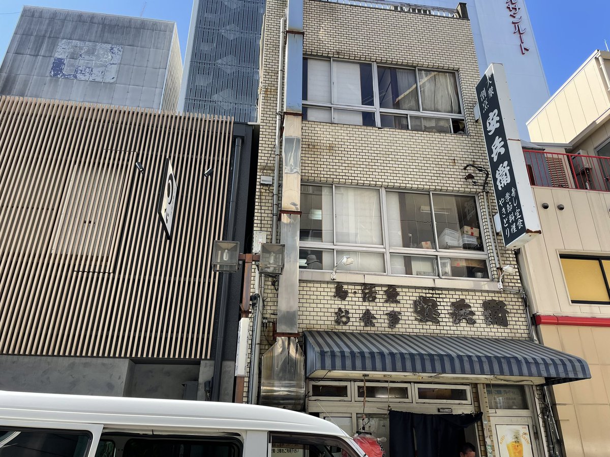 chihiro__kun's tweet photo. #JR四国
#徳島駅
#安兵衛
#昼飲み

正直寄りづらかったんやけど、そこまでディープじゃなくて良かった。今日は鳥メインだったけど、チラッと見た刺身も分厚かった。頼んだのは、柔らか、ハツ、うなぎも。生中と熱燗。 https://t.co/x13Rc9e2xm