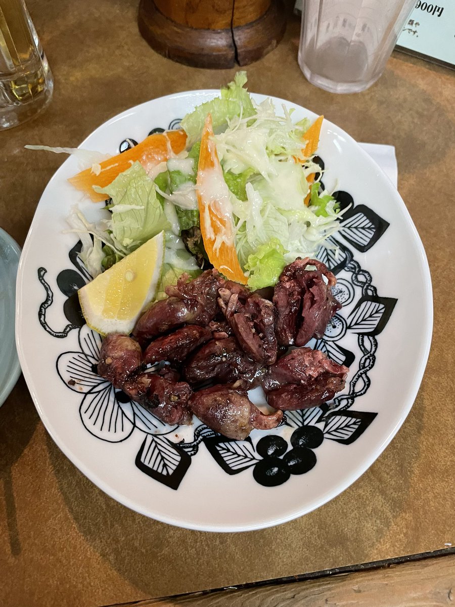 chihiro__kun's tweet photo. #JR四国
#徳島駅
#安兵衛
#昼飲み

正直寄りづらかったんやけど、そこまでディープじゃなくて良かった。今日は鳥メインだったけど、チラッと見た刺身も分厚かった。頼んだのは、柔らか、ハツ、うなぎも。生中と熱燗。 https://t.co/x13Rc9e2xm
