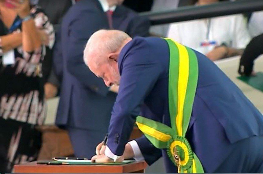 ivanbaron's tweet photo. Uma das primeiras ações que o Presidente Lula fez quando tomou posse em 2023 foi revogar o decreto criado por Bolsonaro que excluía estudantes com deficiência da escola regular. Não vamos aceitar que a INCLUSÃO seja ameaçada mais uma vez, em 2026 vai ser LULA NO 1º TURNO! ❤️✅ https://t.co/wyUGeaVa8o