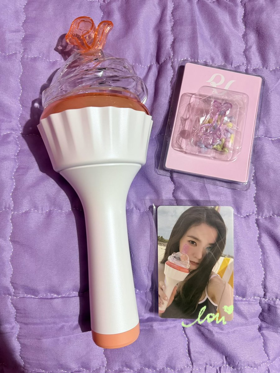 x_treasuremaker's tweet photo. [ feedback ]

nakauwi na red velvet lightstick ng kapatid ko + mother irene emblem ~
thank you po @ERI_SHOPPE 💖 https://t.co/UhcFZOMpYr