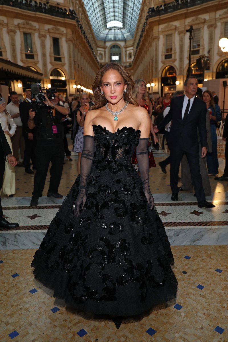 Prettyolderwmn's tweet photo. Wow... Jennifer Lopez at 57? https://t.co/OJIIiL4rAc