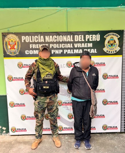 FPVRAEMOFICIAL's tweet photo. 🚨 ¡PALMA REAL EN ACCIÓN! 👮‍♂️

Durante el operativo “IMPACTO VRAEM”, la PNP detuvo a un ciudadano con requisitoria vigente, tipo captura, por el delito de peculado doloso. Fue puesto a disposición de la autoridad competente.

#PNP #VRAEM #PalmaReal #AltoImpacto https://t.co/KCtMoZfQU4