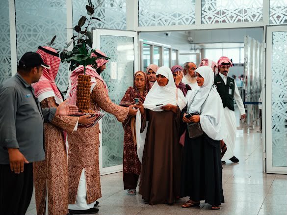 ppmdcsa's tweet photo. احتفت PPMDC باليوم الوطني السعودي في مطار الملك عبدالعزيز الدولي (T3) وسط أجواء وطنية شاركنا فيها المسافرين فرحة الوطن وفخر الانتماء.🇸🇦 https://t.co/G7ix2SpJRL