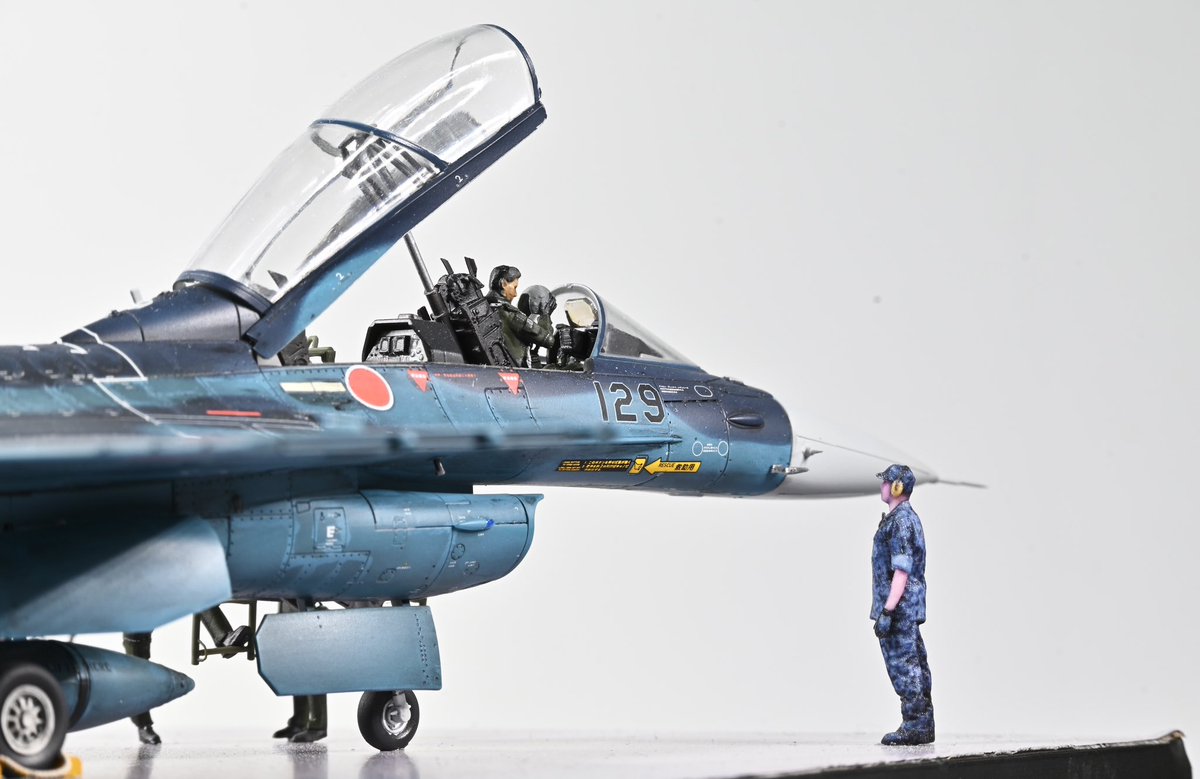 carrier_akagi's tweet photo. 1/72 ファインモールド F-2B

完成しました！
ファインモールドのキットをベースに、プラッツのデカール、HMAのパイロットセットや、Mach 3 modelsの消化器や車止めチョークを使用して、訓練フライトに向かう前のワンシーンの様なジオラマ仕上げにしました😊
地元築城の第8飛行隊所属機です
#72lab https://t.co/hVieu3zyZf