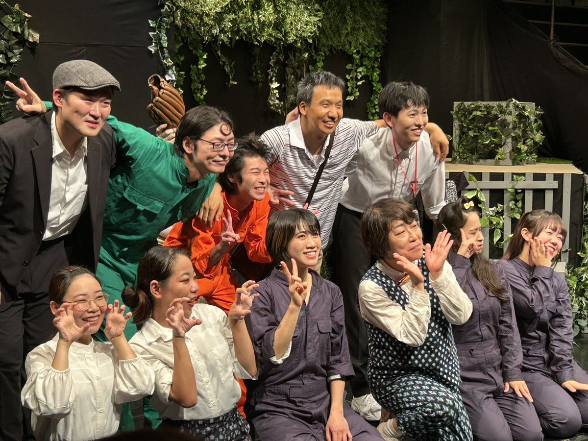 sadasonam's tweet photo. #ニコニコさんが泣いた日
2日目も無事に終了。
ご来場ありがとうございました。

10年以上ぶりの再会や演劇見るの初めてな友人がきてくれました。
お花くれたりブロマイド買ってくれたりしてありがたや。
来てくれるだけでも感謝しかない。

明日は13時半開演です！
予約は大丈夫ですので連絡をば。 https://t.co/ZMaWHUMdVH
