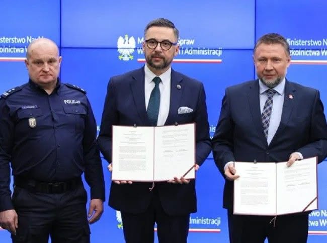Darekbrzoza's tweet photo. Kluczową postacią w aferze Horny-Cieślak jest Komendant Stołeczny Policji Krzysztof Ogroński. To u niego w gabinecie zapadły decyzje, które doprowadziły do osobistej zemsty RPD na dzieciach i rodzinie, z którą była w konflikcie. Policja podjęła decyzje o odebraniu dzieci, nie weryfikując fałszywych przesłanek.
Jeśli potwierdzą się doniesienia Kanału Zero, komendant powinien zostać natychmiast zdymisjonowany. Nie mam najmniejszej wątpliwości, że doszło do nadużycia władzy w postaci prywatnej zemsty polityka przy pomocy policji na zwykłej polskiej rodzinie. Oczywiste jest, że działaniami RPD i policji powinna zająć się z urzędu prokuratura.
Zemsta KO nie sięga już tylko opozycji, ale zwykłych Polaków, którzy przypadkiem mogli wejść w konflikt z jej działaczami. Horna-Cieślak wraz ze stołeczną policją wykorzystali swoje stanowiska do wyrządzenia dzieciom trwałej traumy, którą będą pamiętać do końca życia.
za Maciej Wąsik