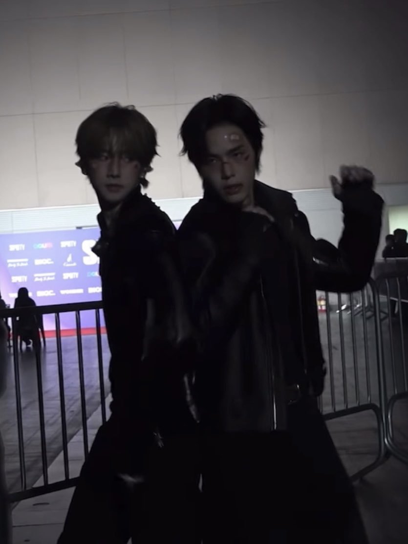 2seongz's tweet photo. 멜닙 in the dark https://t.co/GtIVMYdB7I