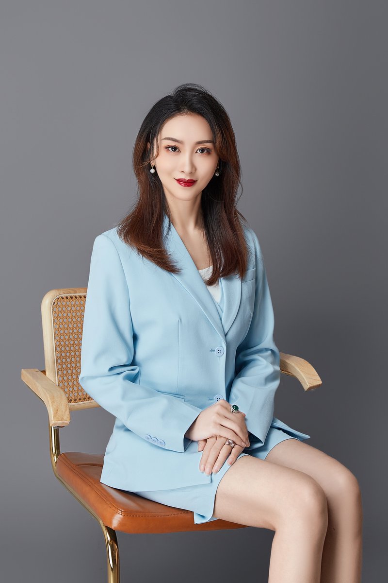 AriXZone's tweet photo. 9月23日，北京理工大学法学院助理教授裴轶，最近因为一门通识选修课《数字时代的女性权益保护》被骂上了热搜。

按说高校开一门性别议题的课，本身不是什么新鲜事，但裴老师显然不打算走寻常路，课还没开，先在课程群里把潜在的学生分成两类：听话的，和“吃了巧克力会中毒”的。

裴轶在群公告里写了一段话：“鉴于本门课有一定的巧克力属性，可能会让某些同学不适，而且本来也是选修课，所以大家如果抱着要学分或看热闹的心态，就没有必要继续了，建议及早退课。”

“巧克力属性”这个说法，很快被解读为“狗吃巧克力会死”。

裴轶英国利物浦大学法学硕士，南安普顿大学法学硕士，南开大学法学博士，中国政法大学博士后，研究方向是竞争法、知识产权法、数据法。正经的法学底子。

最终，课取消了，但那个本来应该被严肃对待的议题——女性在数字时代面临的真实困境——又一次被消费完了就扔了。