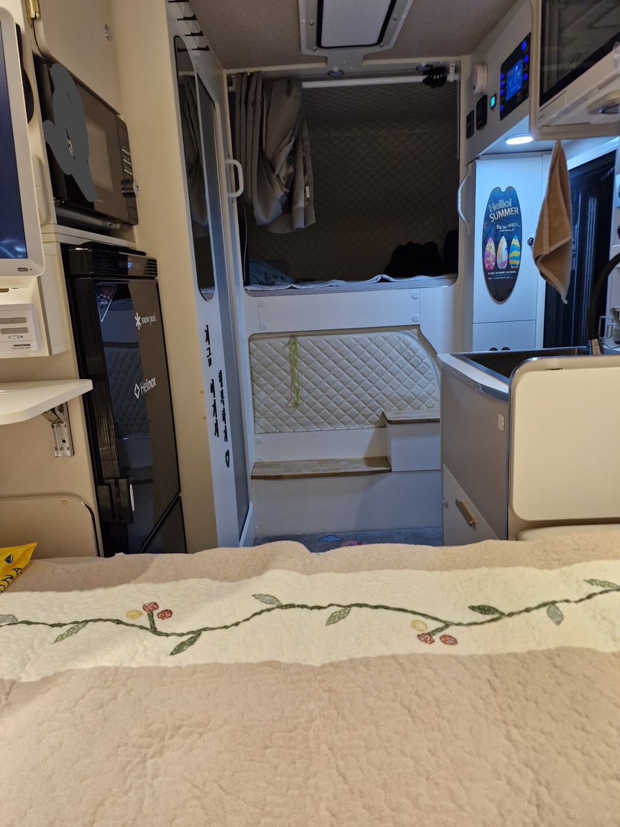 UFHF_'s tweet photo. 할아버지 집 왔는데 집앞에 캠핑카가 있어서 뭔가 했더니 이모부가 끌고 오신거였음
내부 지림 https://t.co/aszb4SU4bG