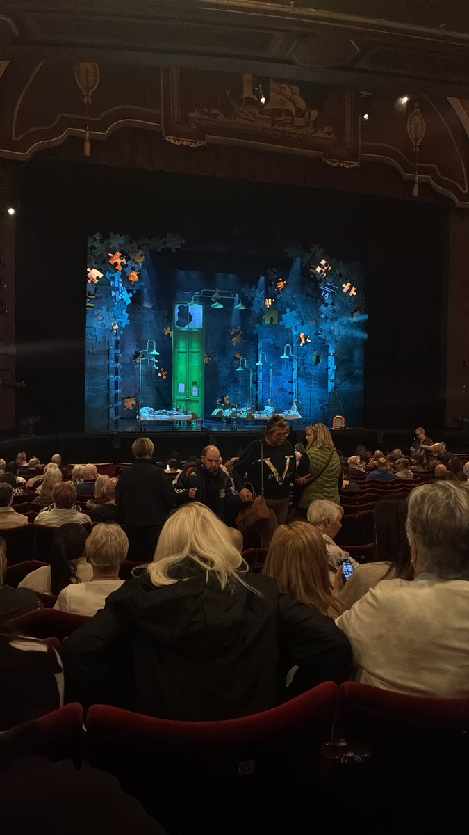 eliibossanova's tweet photo. solo trip at the theatre…. again! https://t.co/syW3Jd7TM0