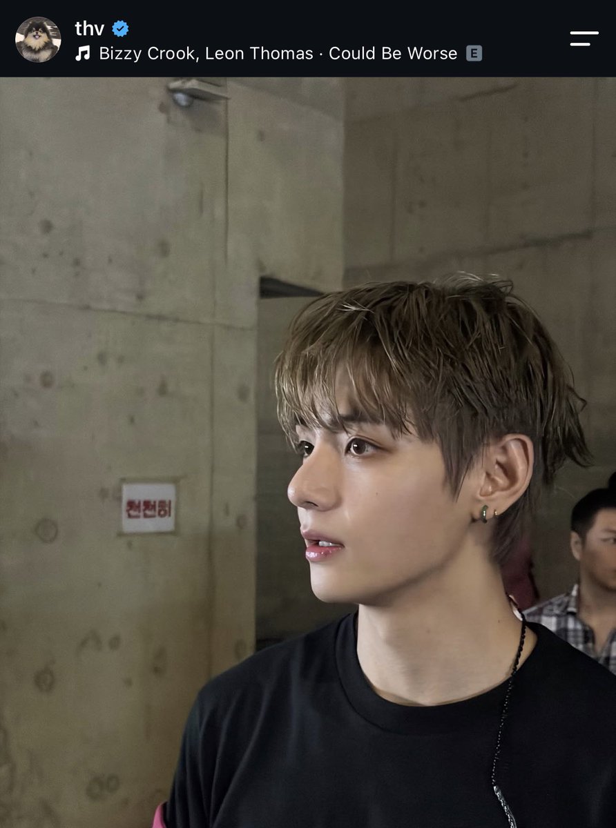 BTSVSpain's tweet photo. El cantante Bizzy Crook agradeció profundamente a #V y al fandom por apoyarle después de que Tete publicara en IG un post usando su canción Could Be Worse:

🧑🏽‍🦱 Un saludo para la leyenda (V). Muchas gracias, hermano. Acaba de publicar mi canción, con Leon Thomas, y está teniendo un éxito absoluto, hermano. Solo quiero decirte muchas gracias, siempre has sido un tipo auténtico. Y oficialmente somos parte de BTS ARMY. 
🧑🏽‍🦱 Muchas gracias. Estamos muy agradecidos. ¡Estamos muy agradecidos! Somos parte de BTS ARMY. Gracias, chicos. Un saludo a V, es el mejor. Vamos.

🎥 https://t.co/NLfy9D7Rbu