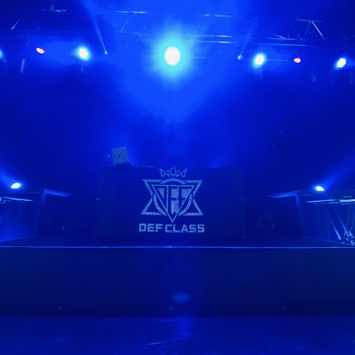 2013_hack's tweet photo. 本日はこちらにて #DefClass 
ファーストワンマン #FREEDOM
微力ながらサポートさせて頂きました‼︎
お付き合い頂いた皆様ありがとうございました！最高でした！Defのみんなめっちゃパワフル！お疲れ様でした！！！
#Thanks_HOMY
スタッフ関係者の皆様お疲れ様でした‼︎ https://t.co/ATX9OOOGoA