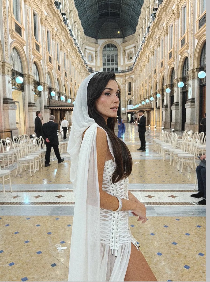 L7jkhL's tweet photo. Magical Woman 🪄🪽🤍
KEEP DREAMING, YOUR INNER CHILD ROOTING FOR YOU TO WIN ✨
@HandeErcel #HandeErçel #HandeErçelXVogueWorld https://t.co/KkmjAYIeGF
