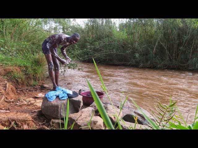 TDeunstopable's tweet photo. @Yfm @Sunlight_ZA #SunlightRaisedbyTheBar i was raised by the river-thats where i used to bath every day as at my home there was no water pipes and Showers were you can take a shower and the Sunlight bar lasted longer 💚song that takes me back to this memory is @MafikizoloSA Emlanjeni https://t.co/vJRz7gstqn