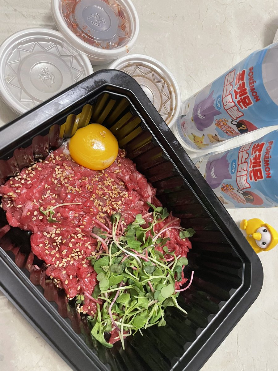 nigeyoukana's tweet photo. 韓国で江南付近宿泊したら絶対クァンゲト精肉食堂に行って日本じゃ考えられないユッケテイクアウトしてホテルでたべてる🐮✋ めちゃくちゃ安くてうまいし観光向けにありがちな凍った肉じゃないのがすき
※自己責任 https://t.co/2c3zIUY1mq