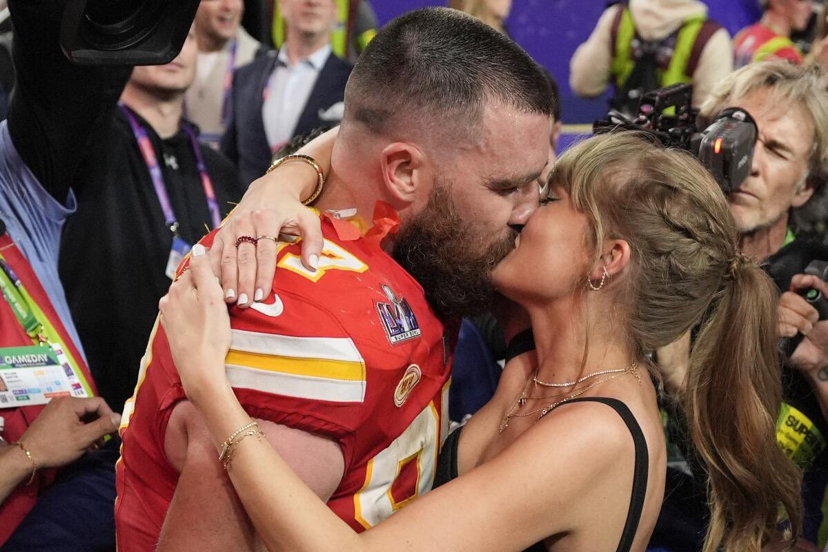 SwiftNYC's tweet photo. In a new episode of his podcast @newheightshow, Travis Kelce reacted to Taylor’s “That’s my husband!” moment from the Chiefs game this past weekend! 

“Proud wife, baby! Gotta make my girl proud!” 🤍💍🏈 https://t.co/nYaePys2sL
