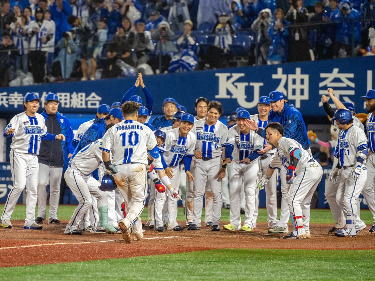 Soccer_Kick's tweet photo. トバさん
どーぞどーぞ！
──────────── 
2026.09.23 ハマスタ
vs 中日
#baystars #戸柱恭孝 https://t.co/WYgwQ94TIV