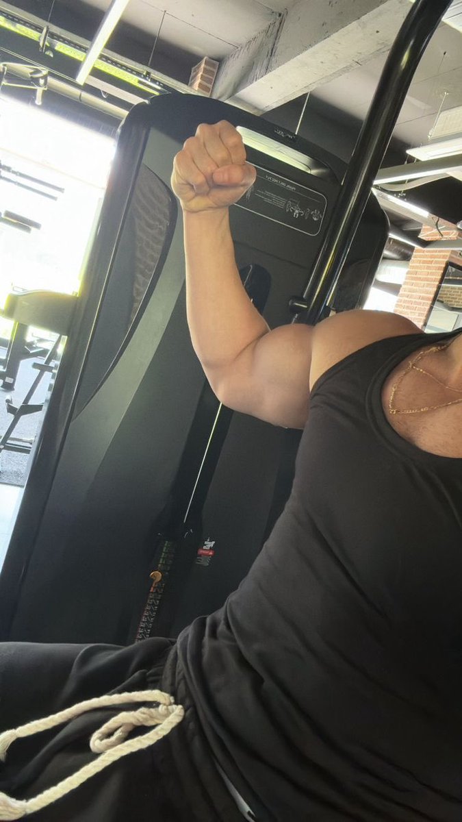 JTNS21's tweet photo. Do what you gotta do 💪

#nsfwtwt #biceps https://t.co/G2PidYCbRA