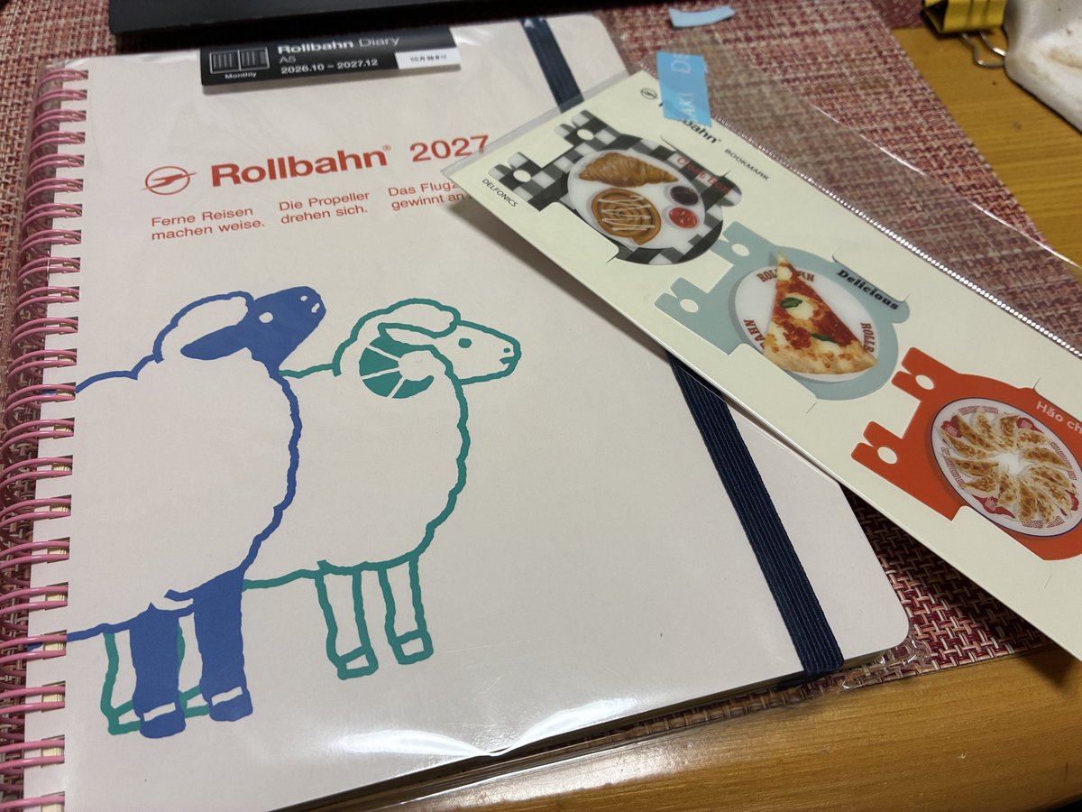 64kt's tweet photo. ロルバーンダイアリー、地元文具やさんで、やっと出たので買ってきたけど、入荷の種類が少なかったの。うーん🧐これじゃないと思いつつ、A5通年４冊必要なので、迷って３冊。リングの色が珍しいのでそっちで選んだ模様。羊はLサイズと同じになっちゃって悔しい( ؕؔʘ̥̥̥̥ ه ؔؕʘ̥̥̥̥ ) https://t.co/S4hKTWDG7z