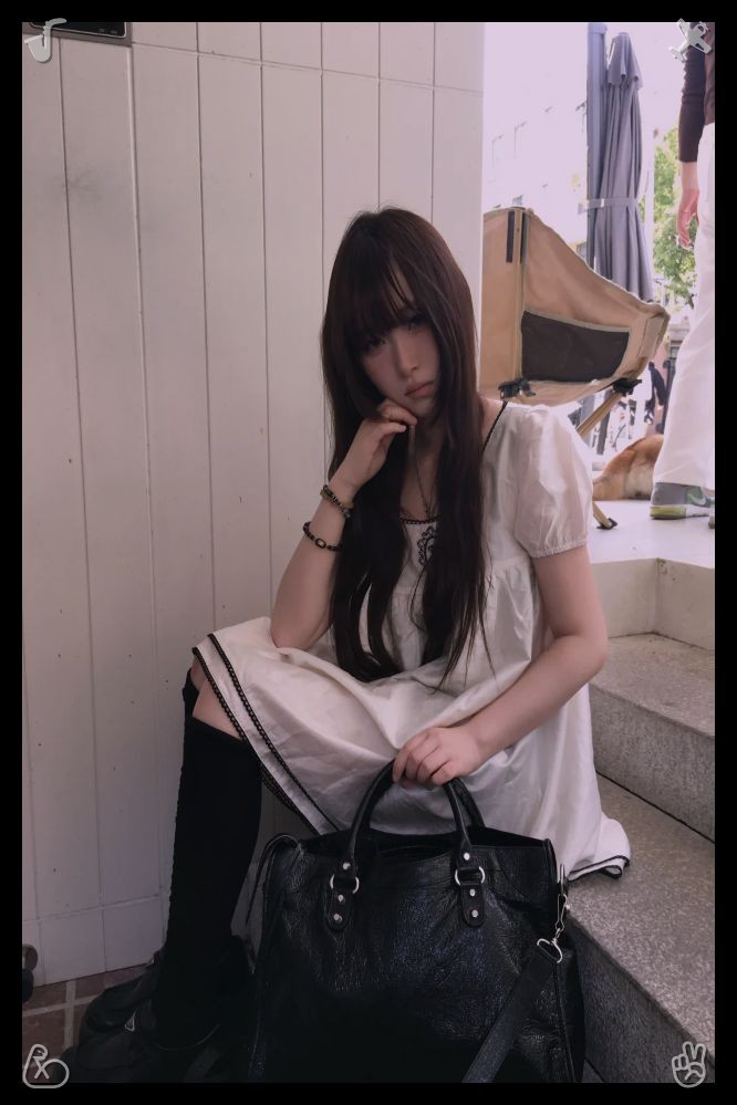 oooooooootsuka's tweet photo. 🍫Dominoes with friends Time, fliesEthan gave her a small bouquet of daisies, which she held in her hand for the photo. The daisies added a touch of sweetness, making the look even more romantic. https://t.co/11gTvhcSWo