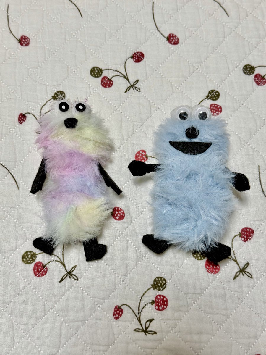 satomiso's tweet photo. 100均のふわふわモールで作るスンスン╭👀╮⁠

こちらも工作好きな甥姪といっしょに連休中にようやっと作ってみました。

濃い青色のは姪1号作。（こちらはモールではなくキーホルダーを加工）
レインボーのは姪2号作、左：甥っ子。最後の3枚目のは私です… https://t.co/q3KXDw7fHE