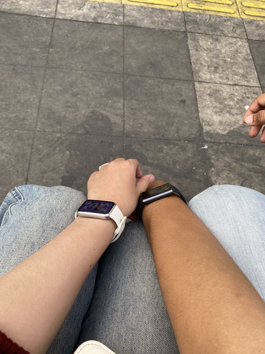 chocomore00's tweet photo. salah satu aktivitas wajib para ciwi, ngebandingin tangan sama sama pacar hihihi https://t.co/DEShhch29a