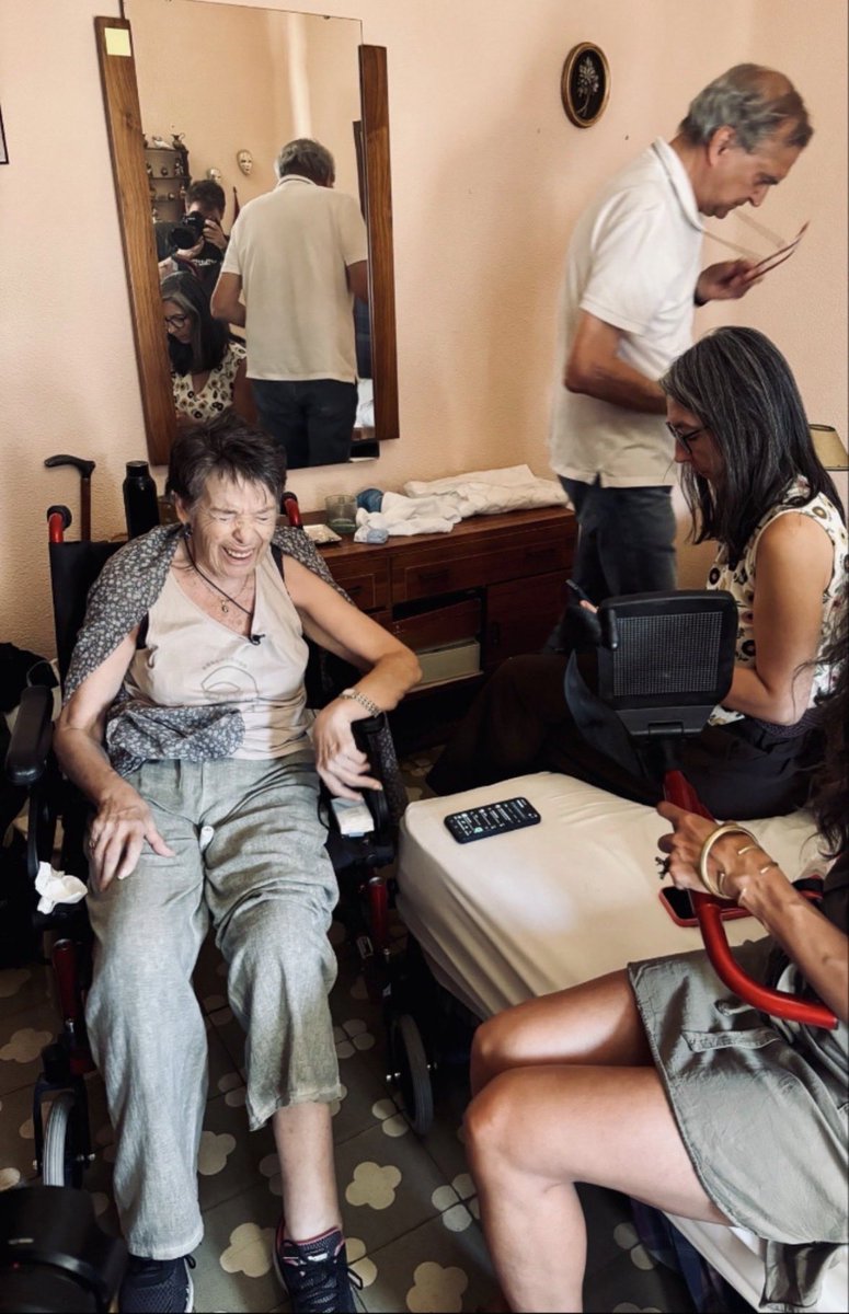 lauymikel's tweet photo. Esta imagen, lo que ha sucedido con Mari Carmen y tantos otros.. eso será la vergüenza de este país durante mucho tiempo y luego hay que leer y escuchar cosas como "Que cada palo aguante su vela" dicen... No, esto es un problema de TODOS. De unos y de otros
Pero bueno...  que nos van a contar ustedes desde sus sillones acolchados, sus dietas, sus cochazos y sus pisos de 6 millones de euros... 

Los que ponen el cuerpo y la vida misma  para cambiar las cosas siempre serán los ciudadanos aún recibiendo palos...