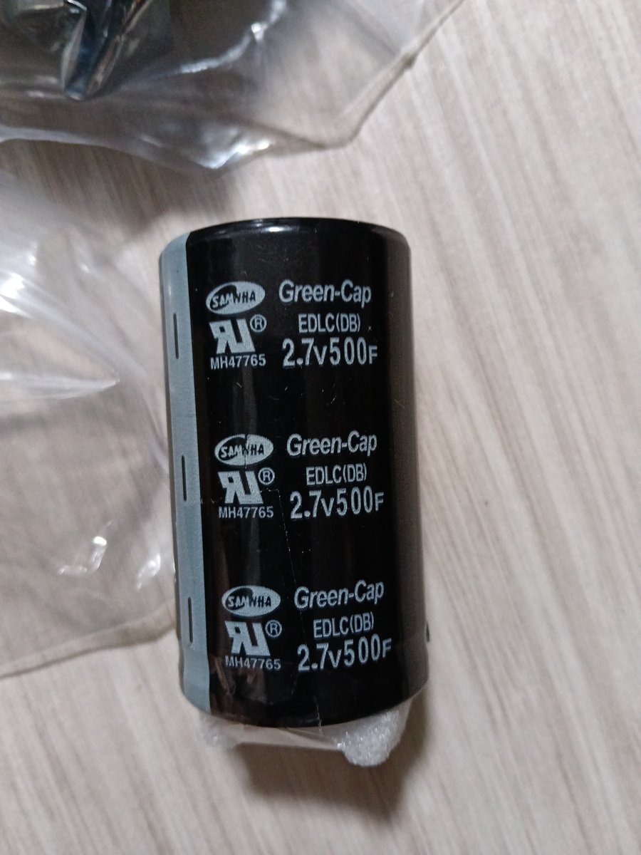 coms141's tweet photo. 毎日少しづつ買い足したキャパシタ
何本買ったか分からなくなってしまった🦥
2.7Ｖ500F 24本…他テスト中6本

ＥＶコムスの駆動バッテリーと補機バッテリーに繋ぐのに残り12本

リチウムイオン電池で影が薄いキャパシタ…某大学の学術誌には3000Ｆで２０分走れたとあったが？👀
どうなるかな？ https://t.co/sBv7d606OB