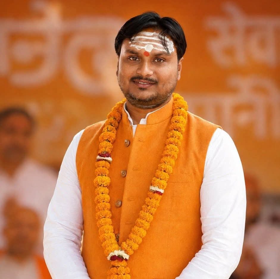 SurajKrBauddh's tweet photo. Fake News Alert! ⚠️

Brahmin Gaurav Shukla falsely claims that CCTV confirms that deceased dalit student, Sahil Wakode, was caught cheating.

This is vicious and organised hate against Dalits. @MumbaiPolice should file FIR against him and arrest him for questioning. https://t.co/XPdB2YtkWZ