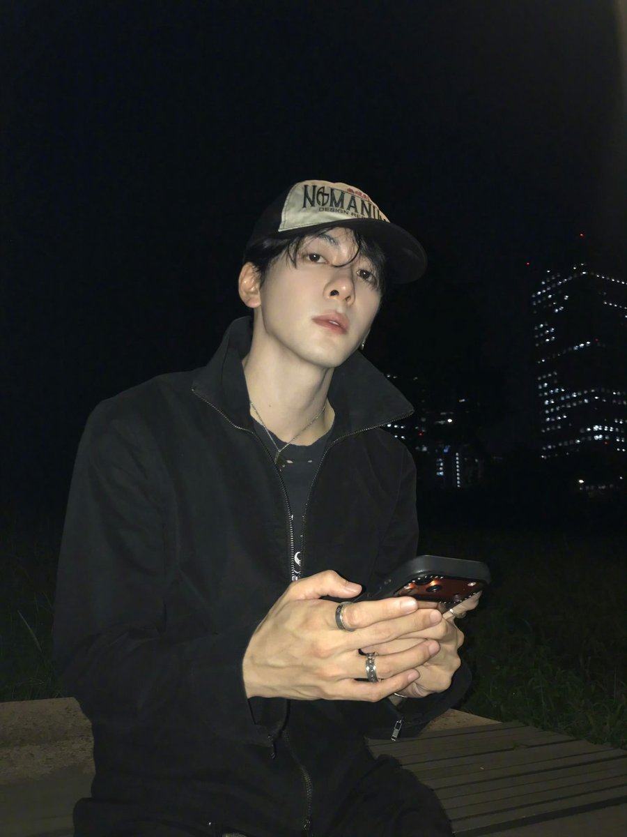 Shurnxi's tweet photo. waiting for you to look. https://t.co/FKyaKb6oCA