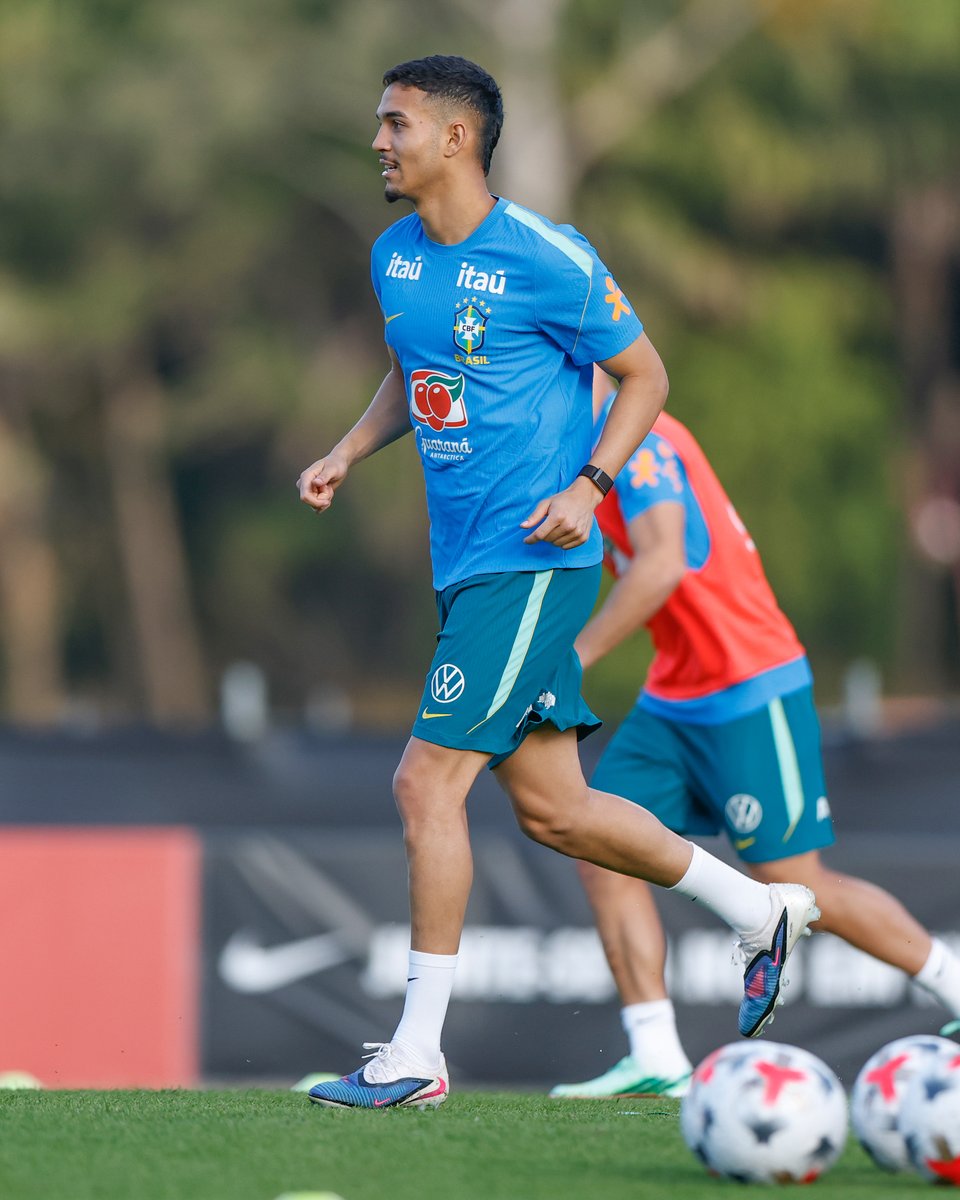 AthleticoPR's tweet photo. Um dia especial para o nosso zagueiro Arthur Dias. 

🇧🇷🤩 O primeiro treino na Seleção Brasileira principal! 

📸 Rafael Ribeiro/@CBF_Futebol https://t.co/e1XNBKEpCY