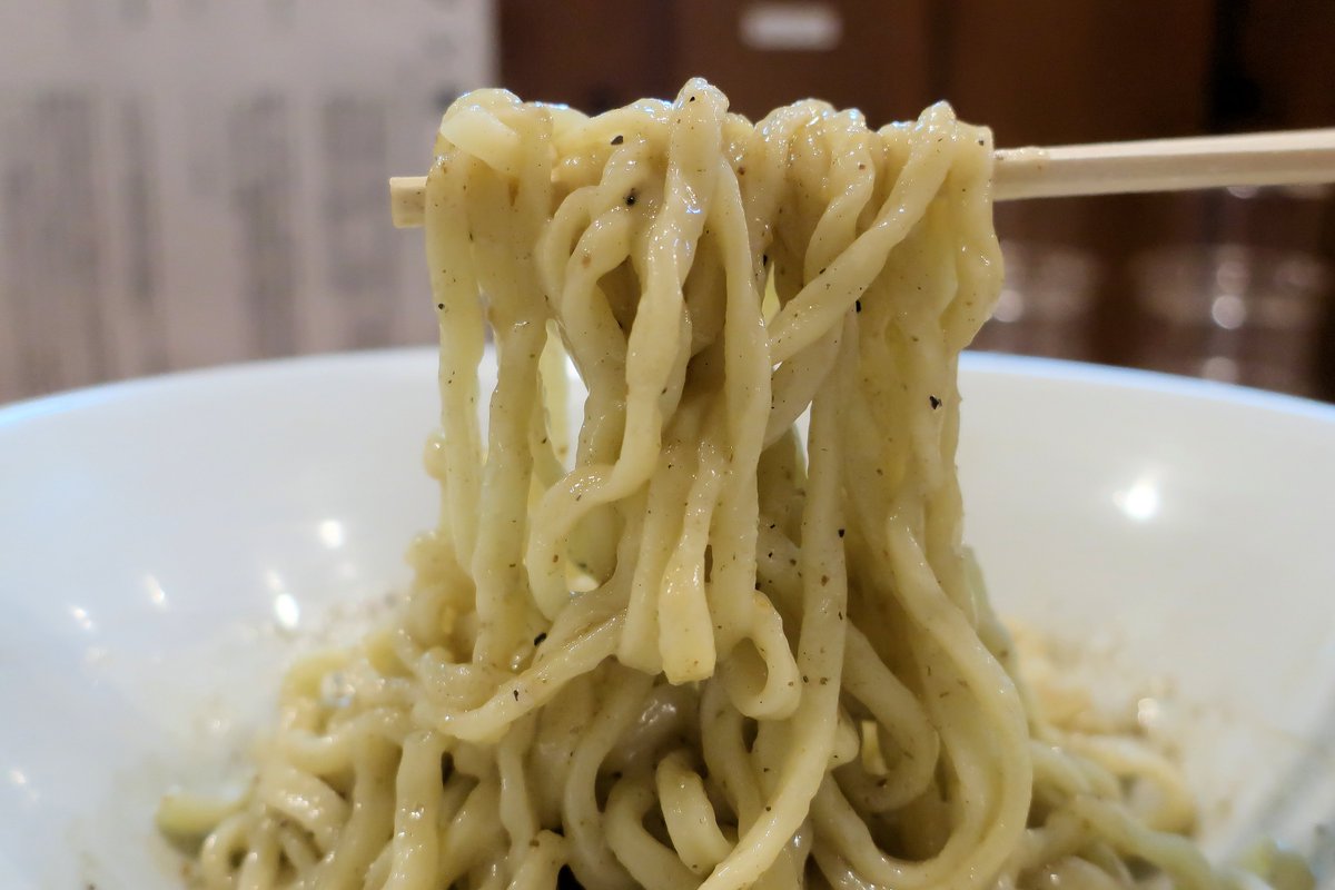 furawa's tweet photo. せい麺カドワキ＠平塚（平塚市宮松町）にて烏賊煮干らーめん1,100円、煮干和え麺550円。

手打ちからせい麺へ。
手打ちならではの自由さと、製麺ならではの不自由さを
似せるのでは無く寄せて、合わせて、超えていくことだろう。
美味しくいただき、ご馳走様でした。

https://t.co/B79ziG1njb
@seimenkadowaki
#せい麺カドワキ
#烏賊煮干らーめん
#煮干和え麺
#平塚ラーメン